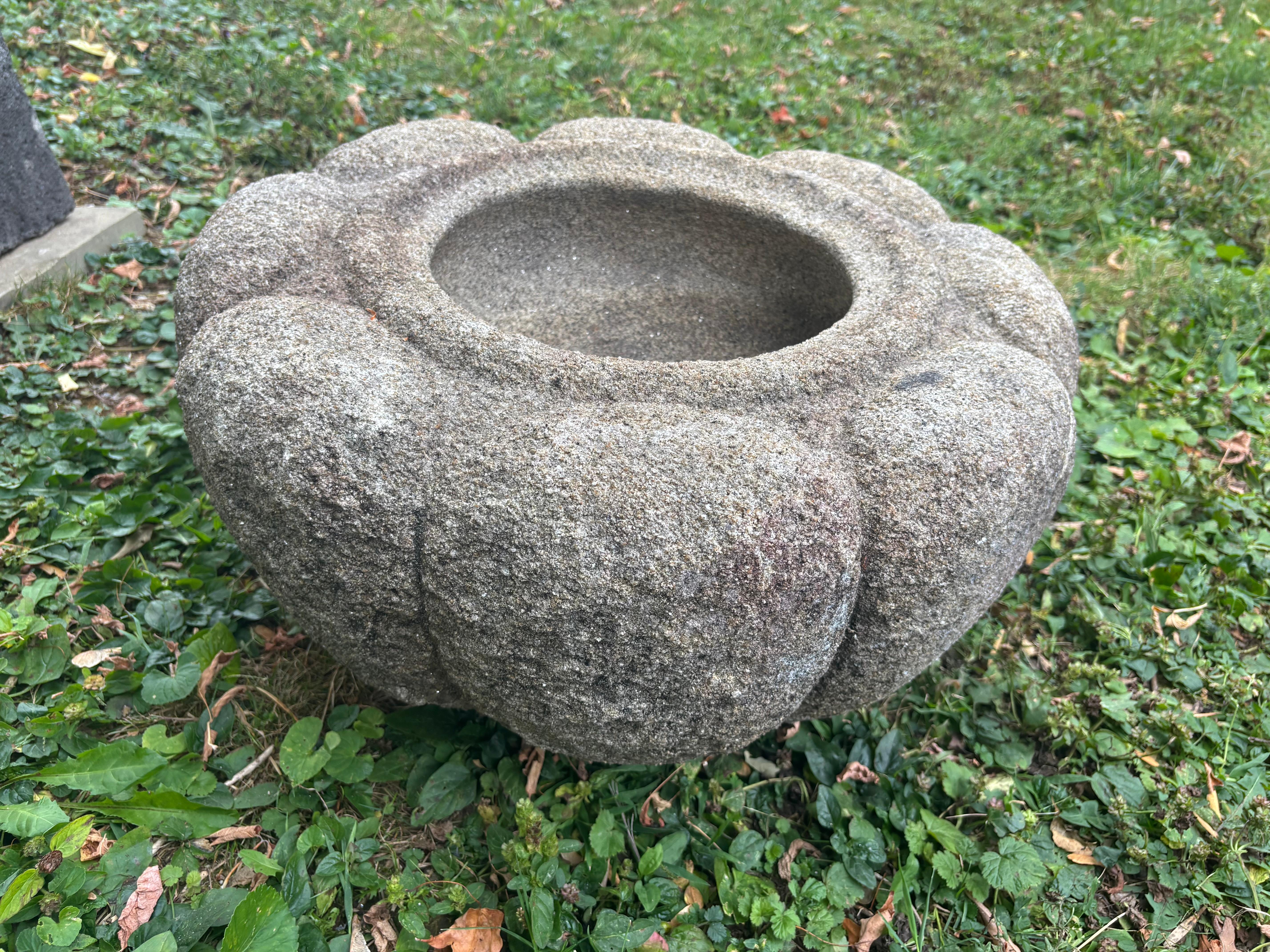 20ième siècle Japon Ancien bassin d'eau ou de plantes en pierre sculpté à la main avec des pétales de chrysanthème en vente