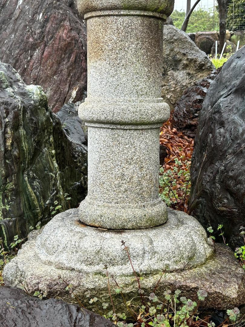 Antike Kasuga „ Hirsch“ Granitstein-Laterne aus Japan (Handgeschnitzt) im Angebot