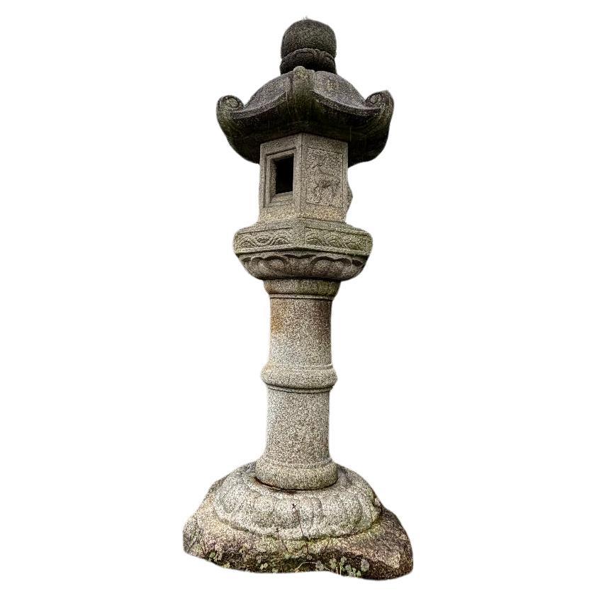 Antike Kasuga „ Hirsch“ Granitstein-Laterne aus Japan im Angebot