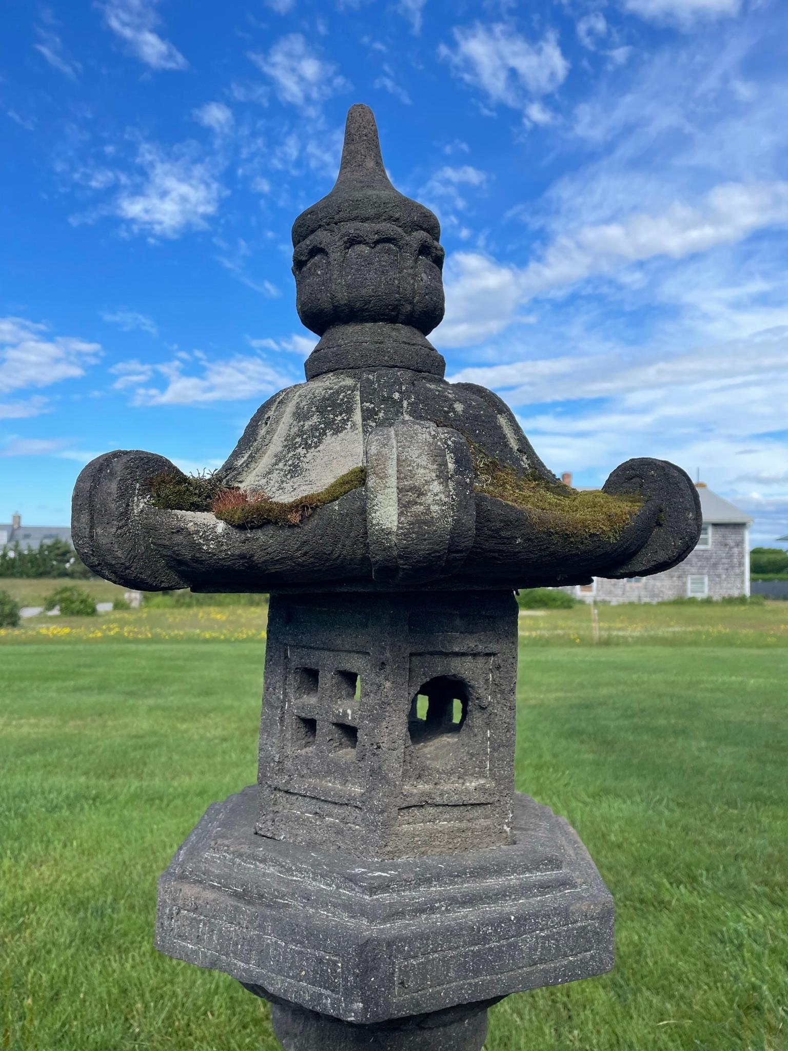 Sculpté à la main Lanterne japonaise ancienne en pierre Kasuga, détails raffinés