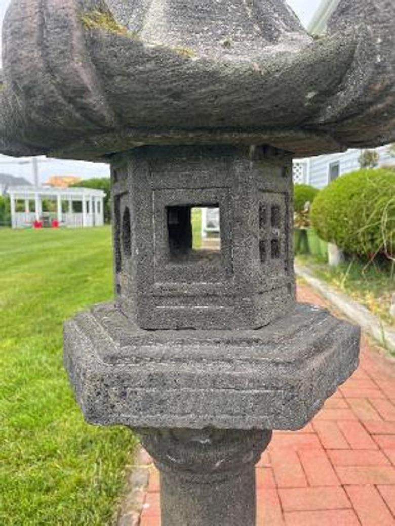 Lanterne japonaise ancienne en pierre Kasuga, détails raffinés Bon état à South Burlington, VT