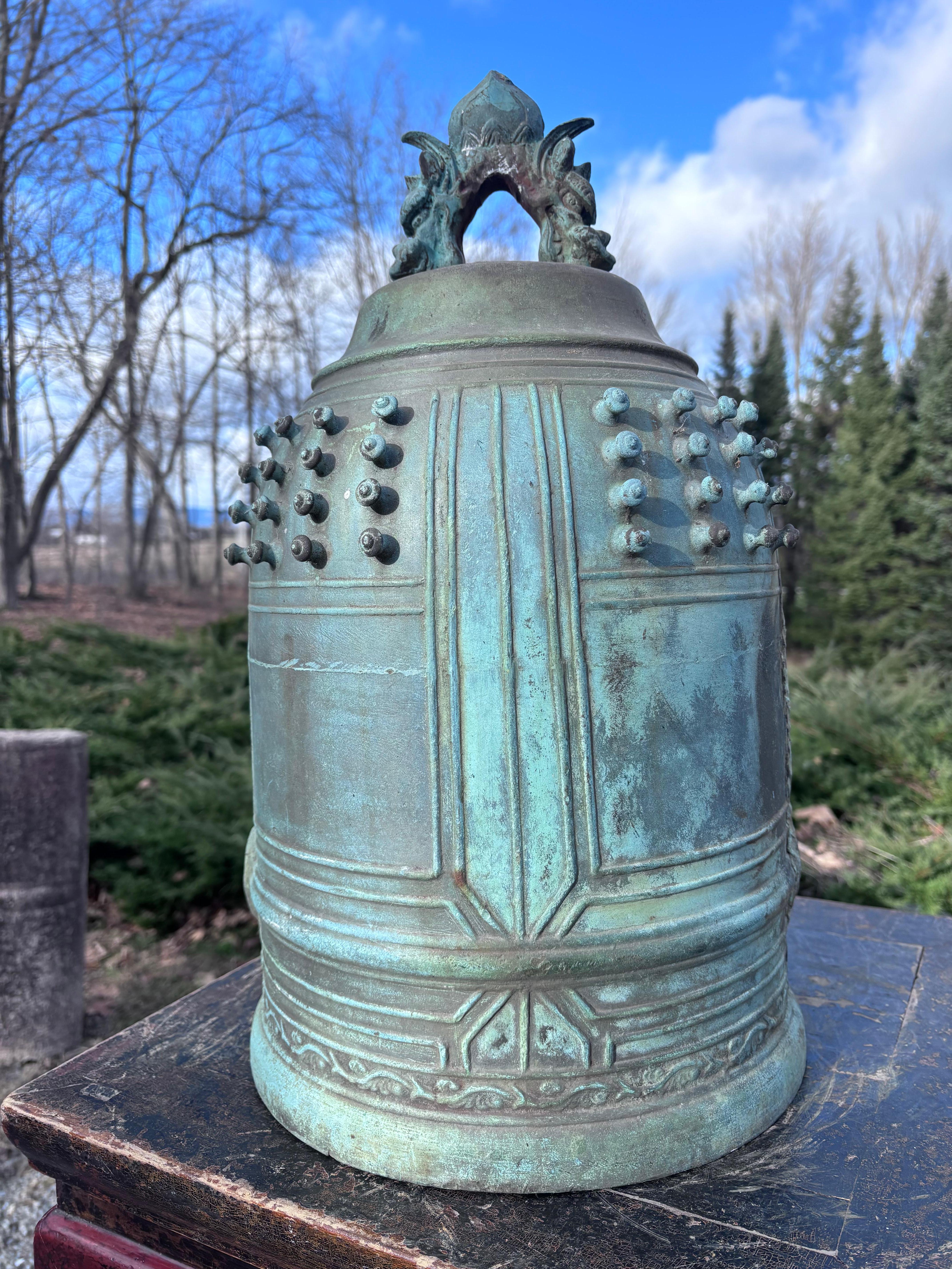 Japanische große blaue patinierte Bronze-Tempelglocke mit Resonanzklang 

Für Ihre Meditation, oder besondere Garten Anzeige kommt diese schöne 20 Zoll hoch Bronze Glocke. Sein ursprüngliches altes und natürliches Blau  Die grüne Patina verrät seine