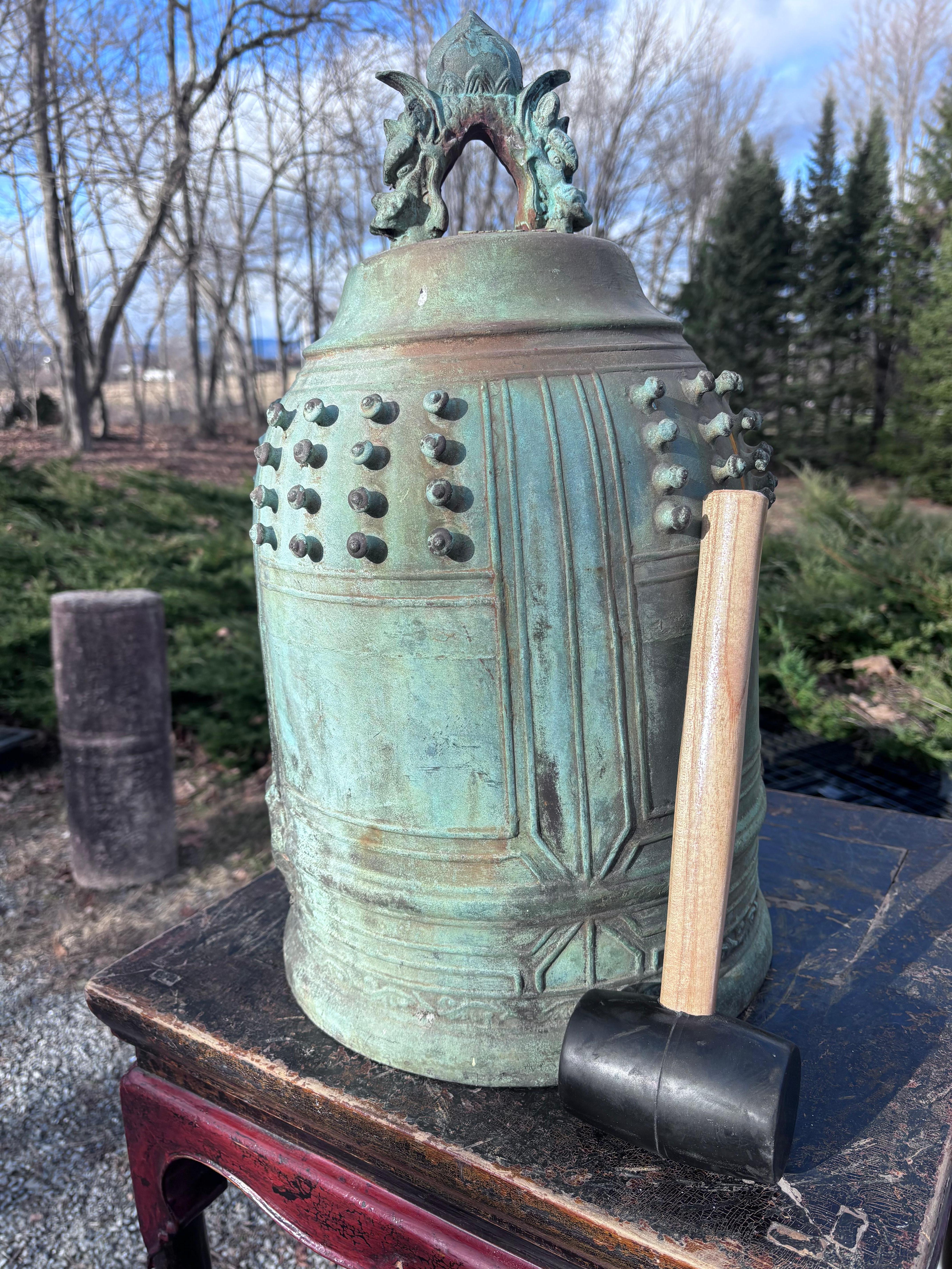 Japan Antike große blaue Bronzeglocke aus Japan mit plissiertem Klang, 20