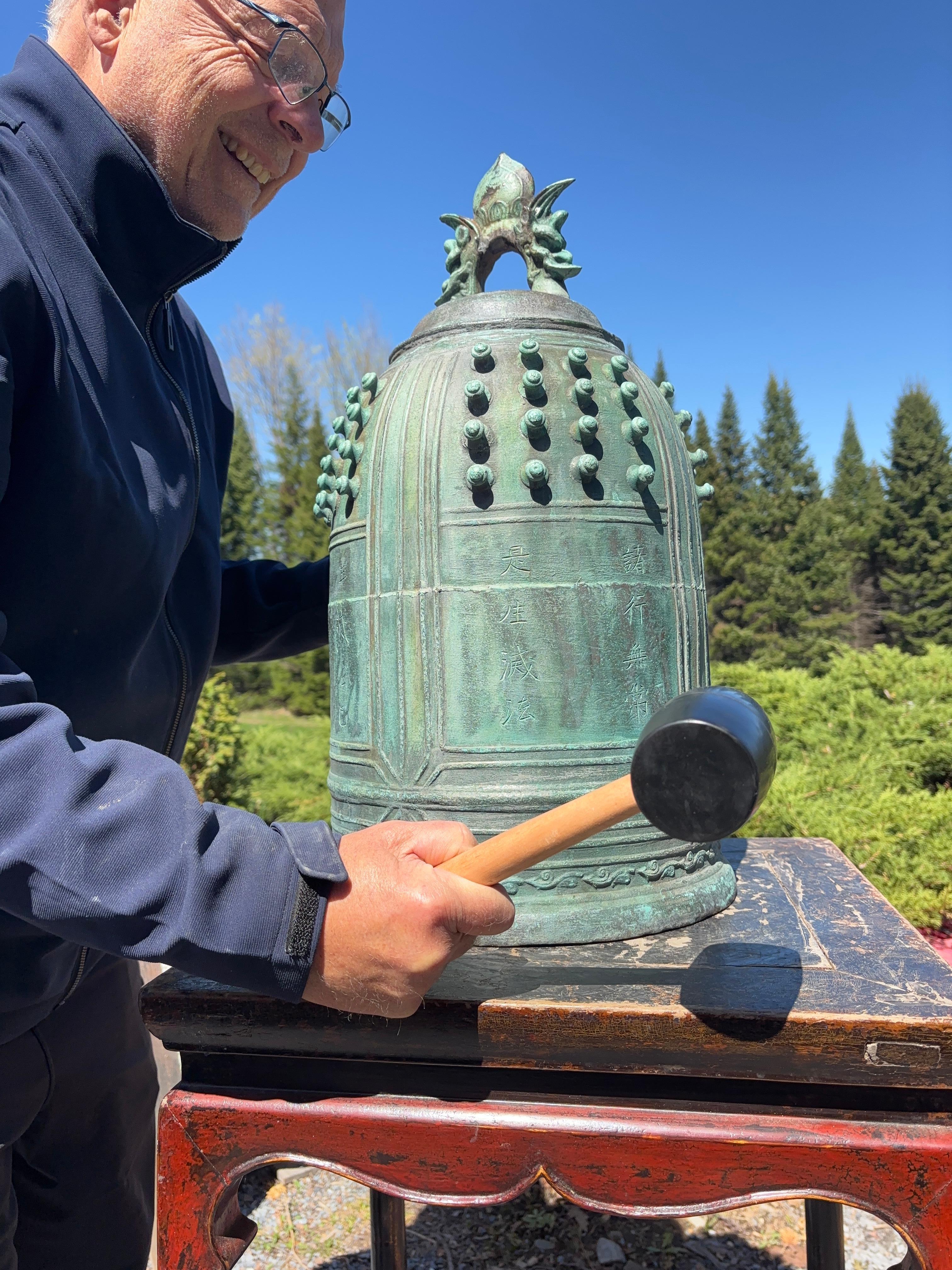 Grande cloche de temple japonaise en bronze patiné bleu avec patine d'origine et inscriptions rares

Cette belle cloche en bronze de 24 pouces de haut est destinée à votre méditation ou à une exposition spéciale dans votre jardin. Son bleu ancien et