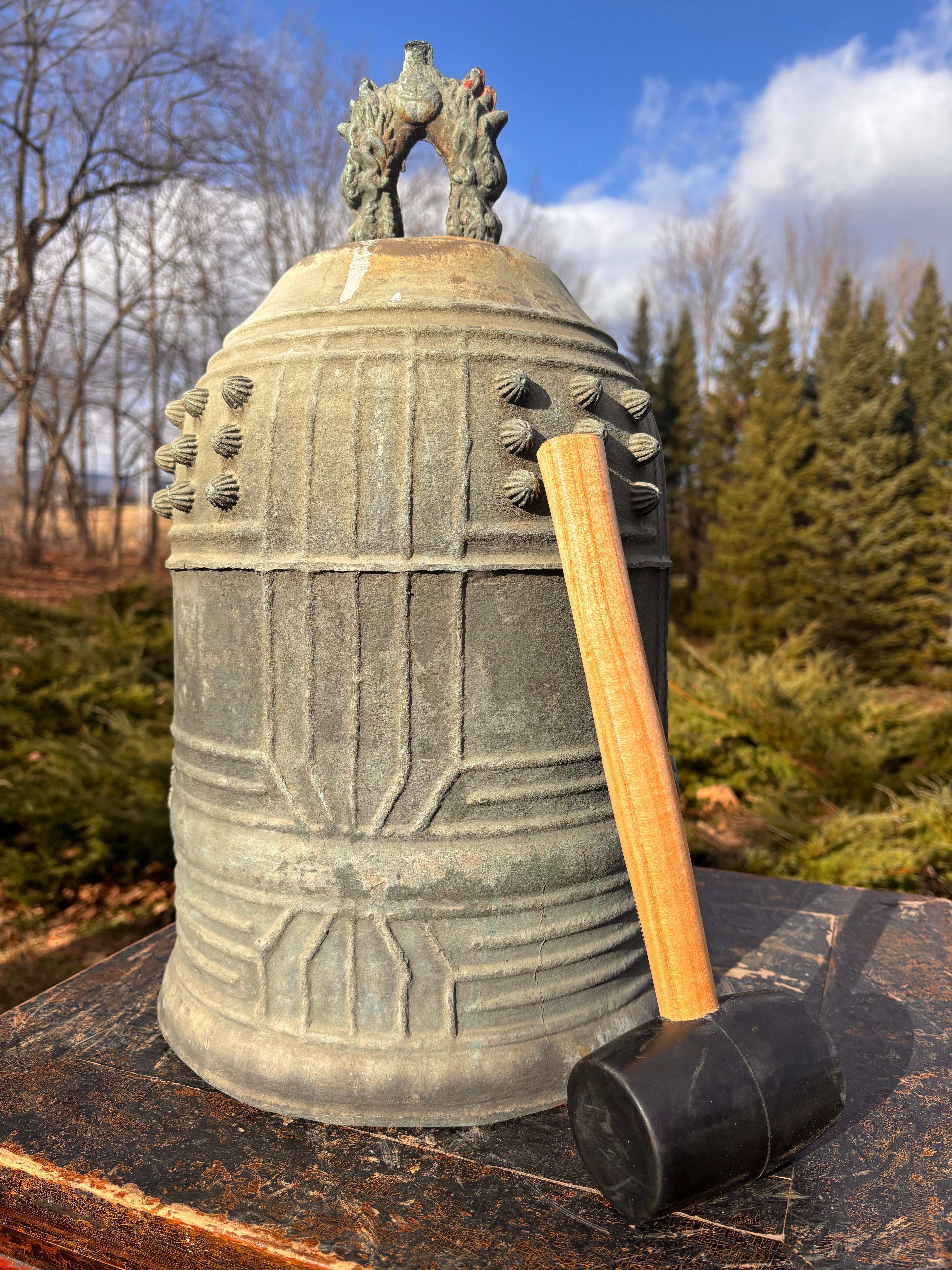 Campana del tempio giapponese in bronzo patinato di grandi dimensioni con un suono risonante che ti farà piacere 

 Spedizione gratuita 

Per la tua area di meditazione o per un giardino speciale è disponibile questa bella campana di bronzo alta 20