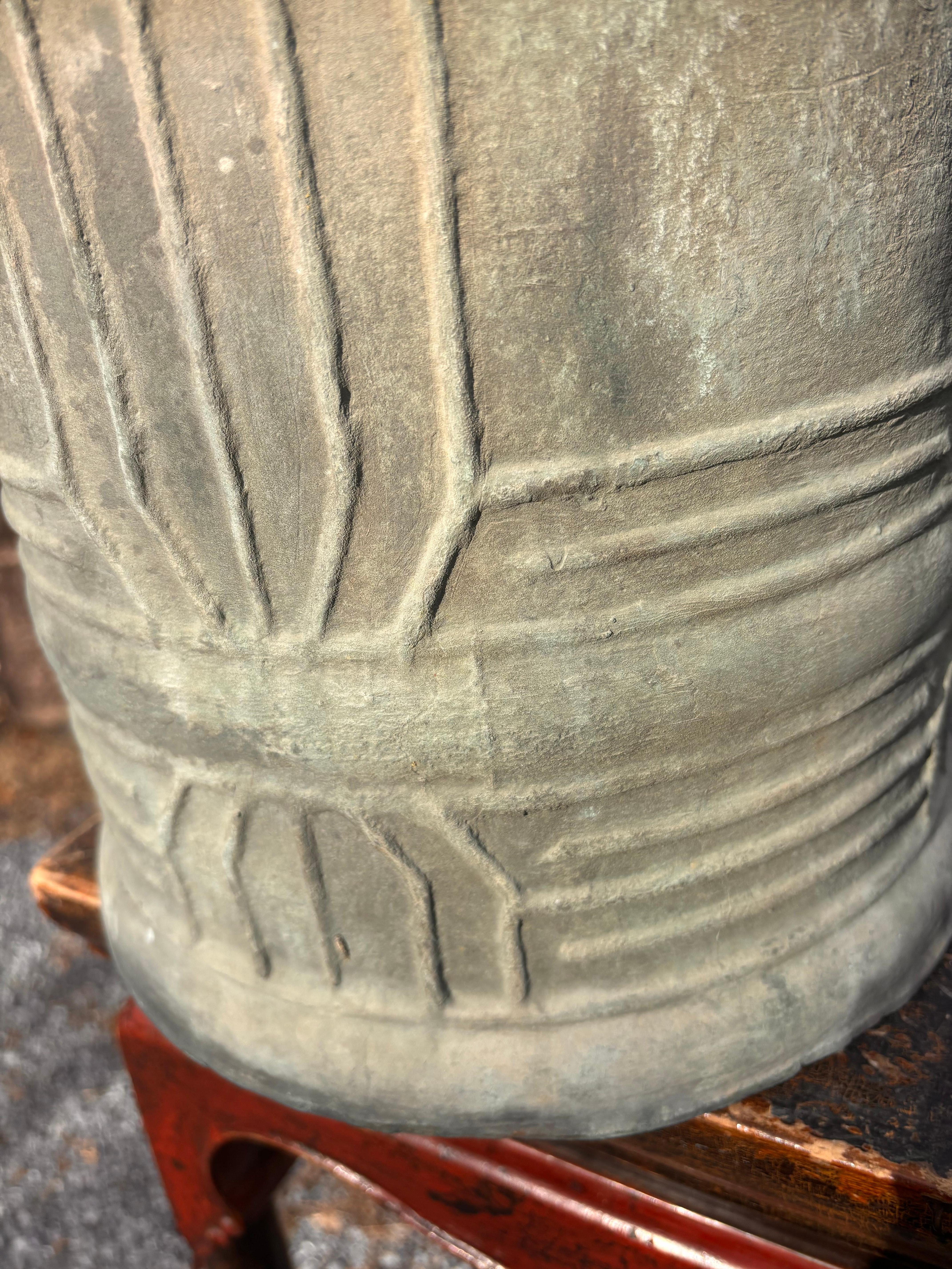 Giappone Campana antica in bronzo di grandi dimensioni con un suono gradevole da 20 pollici In condizioni buone in vendita a South Burlington, VT
