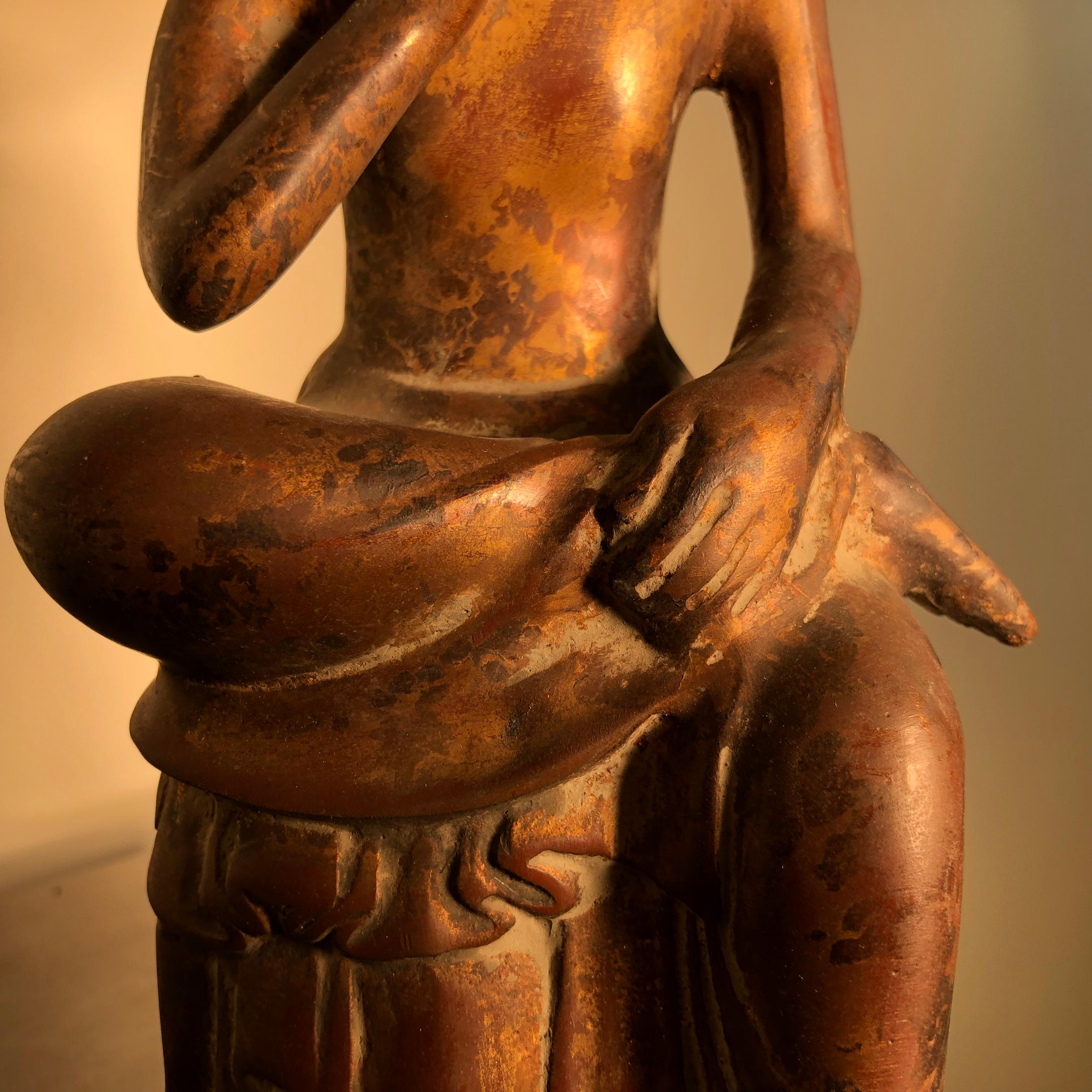 Japan Antique Serene Faced Bronze Seated Kannon Guanyin International Pose im Zustand „Gut“ in South Burlington, VT
