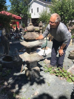 Lanterne de pagode à trois toits en pierre du Japon antique