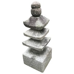 Sculpture japonaise ancienne en pierre de pagode « Trois sabres »