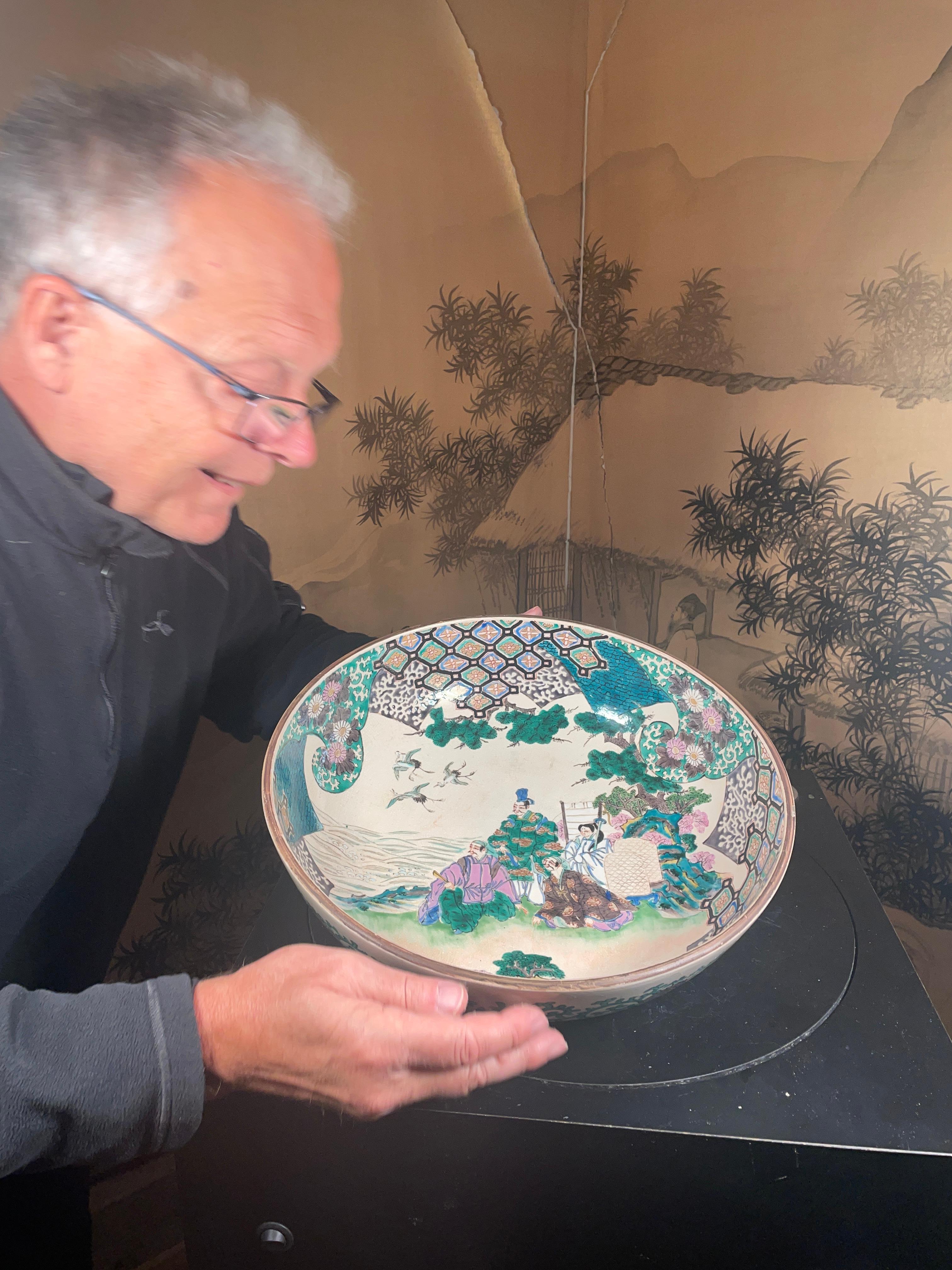 Von unserer letzten Japanischen Ankaufsreise - eine große und schöne handbemalte Schale mit 13 Zoll Durchmesser aus Japan.

Japan schwer zu finden frühe Hand gemalt Keramik üppigen 