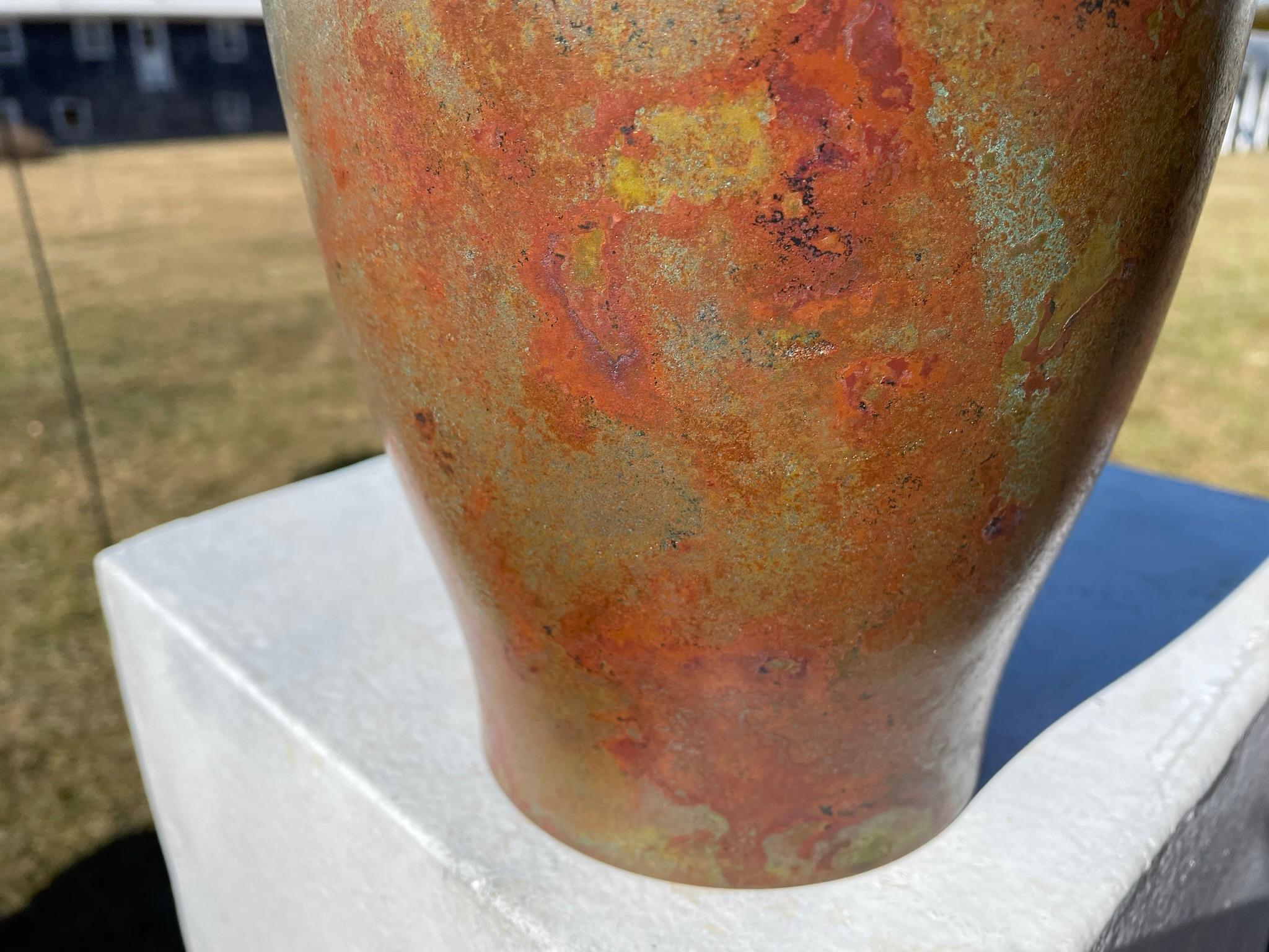 XX secolo Giappone Grande vaso di bronzo rosso a colori brillanti firmato Hasegawa in vendita