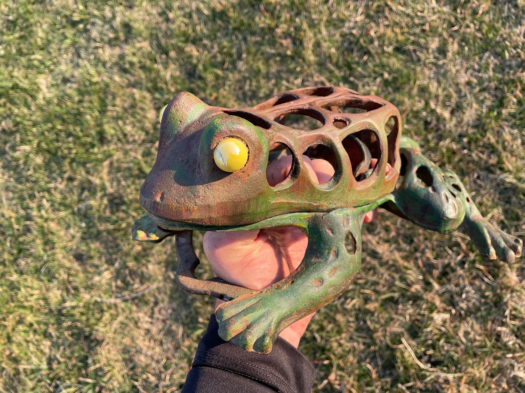 Showa Lanterne d'éclairage grenouille sautante peinte à la main au Japon en vente