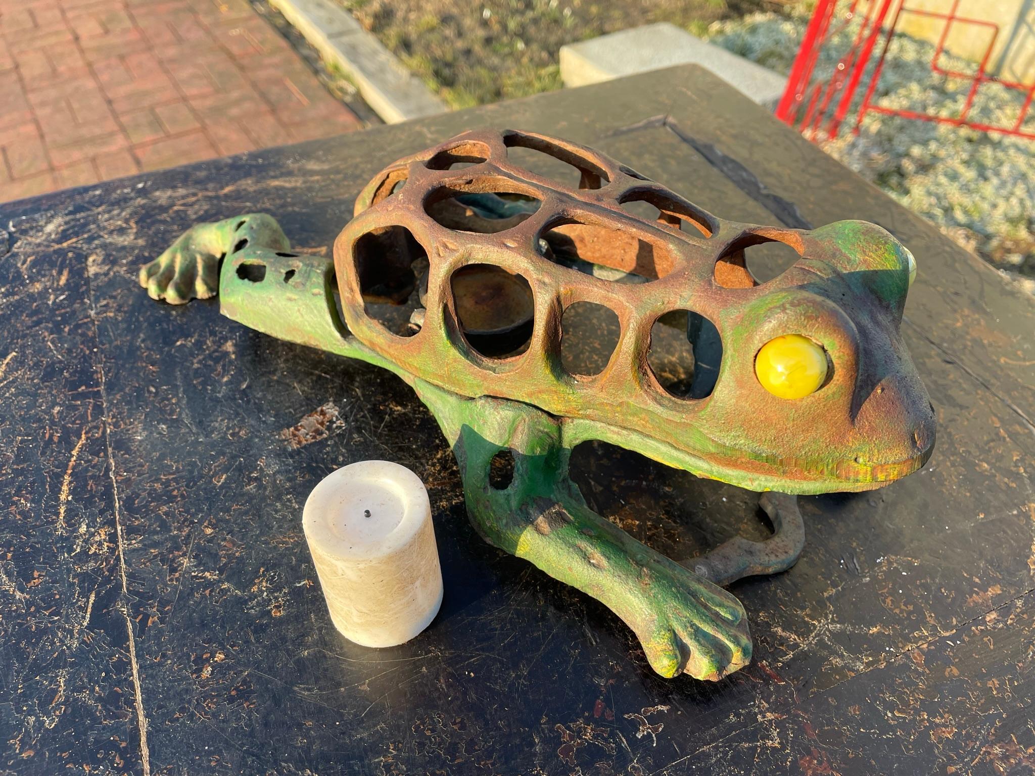 Lanterne d'éclairage grenouille sautante peinte à la main au Japon en vente 1
