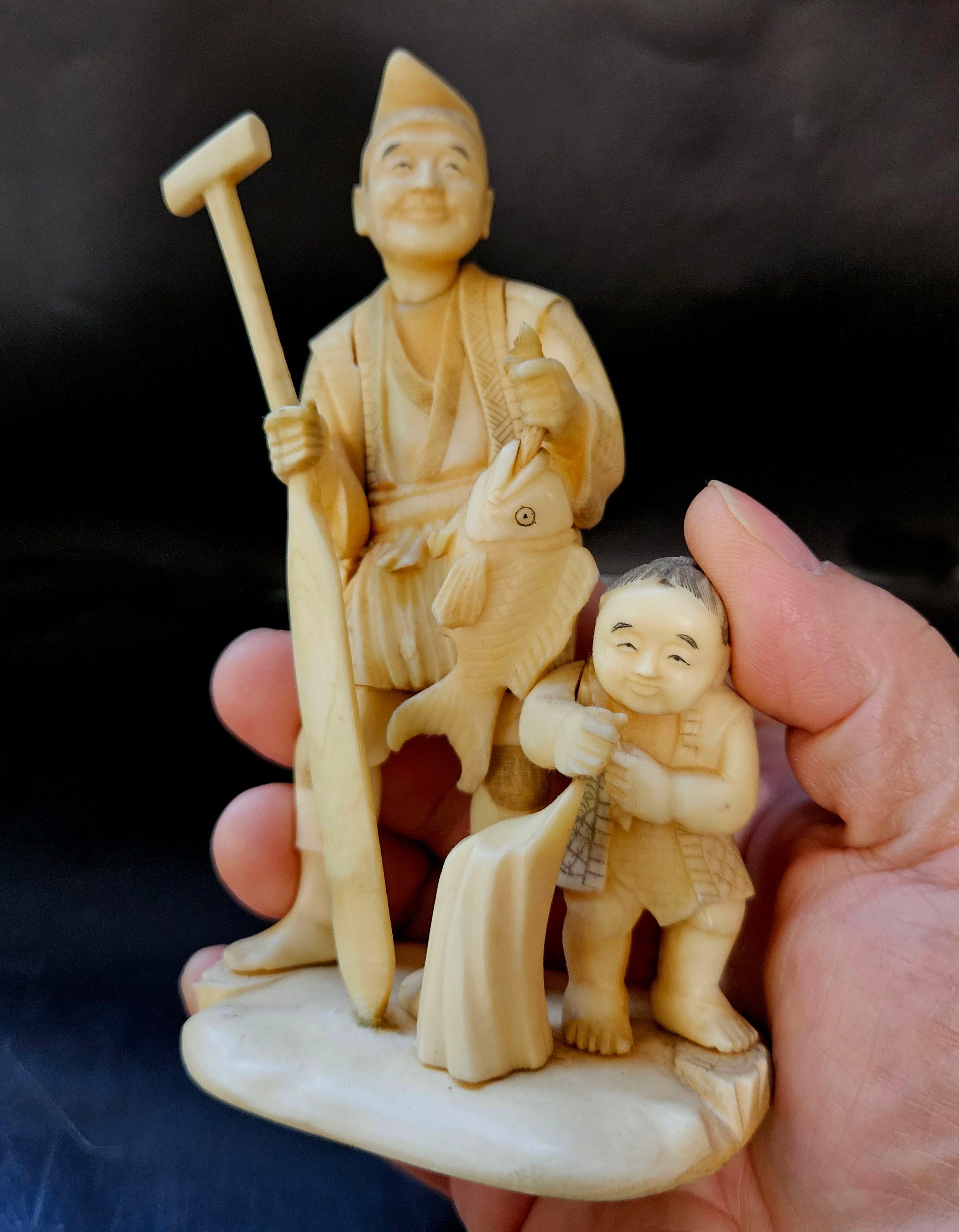 Japan Carved Okimono Group Of A Fisherman and His Kid, 1890 Meiji, Signed For Sale 9