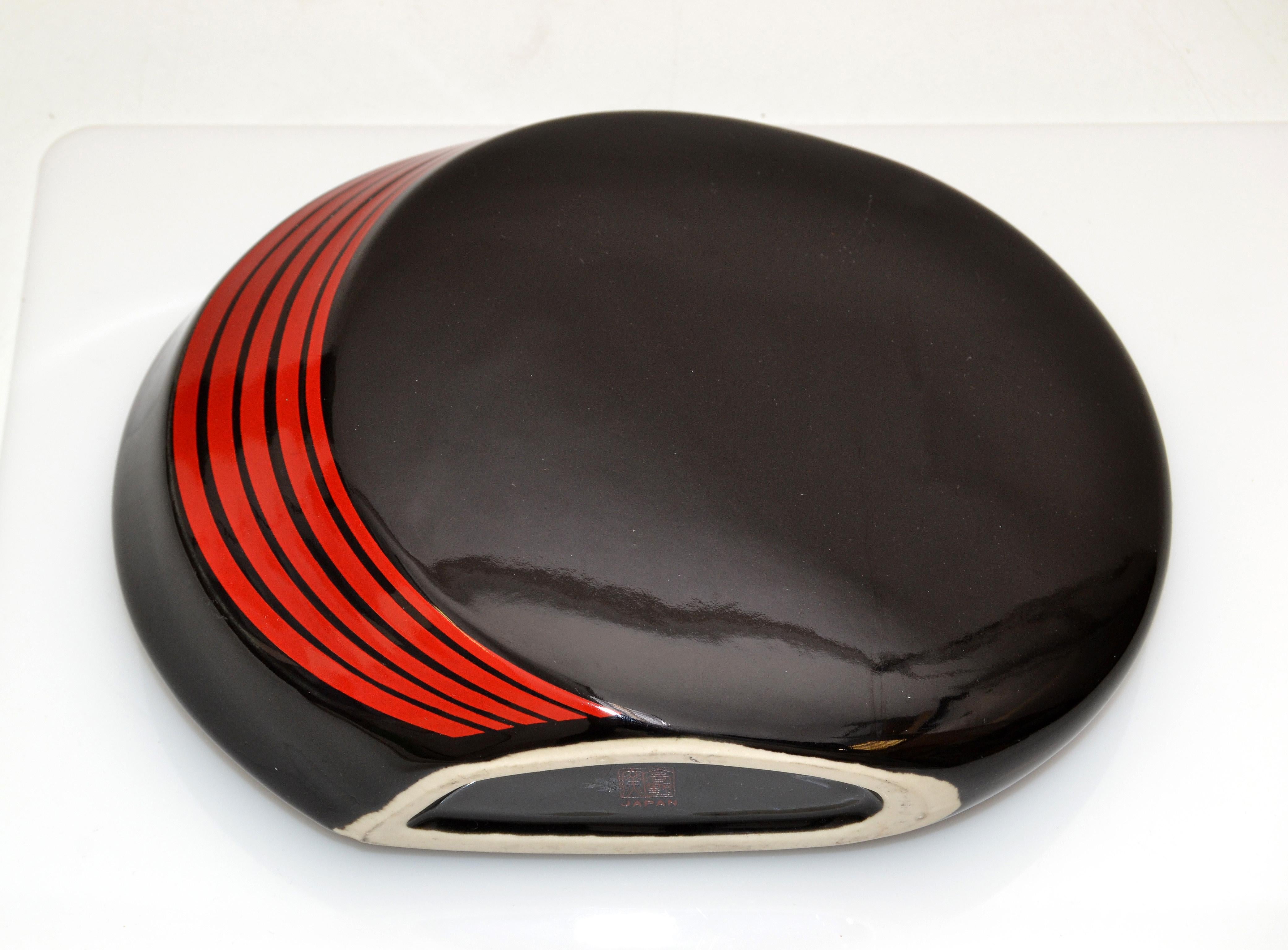 Op Art Japan Vaso piatto rotondo in ceramica nera e rossa Mid-Century Modern in vendita 5
