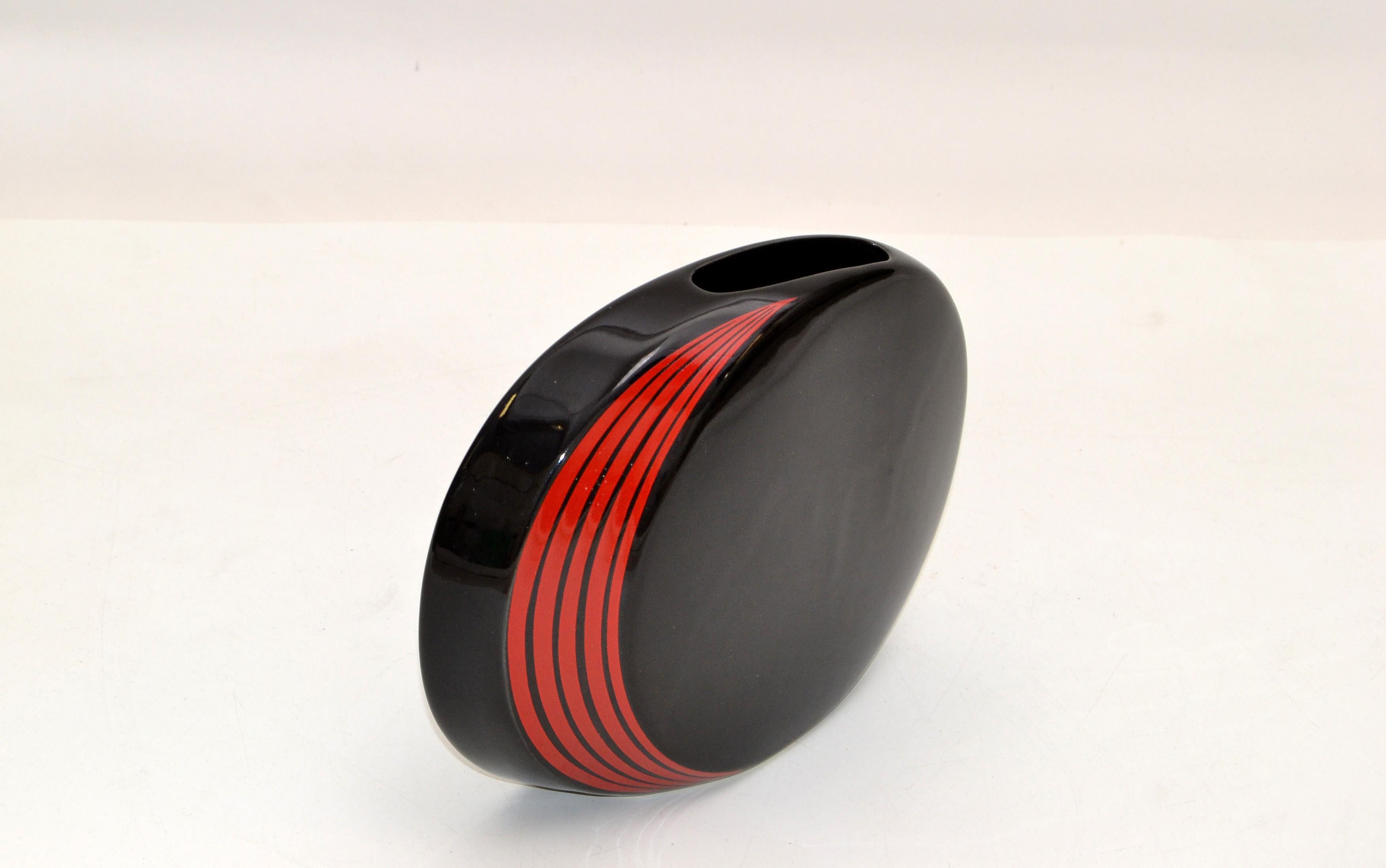 Giapponese Op Art Japan Vaso piatto rotondo in ceramica nera e rossa Mid-Century Modern in vendita