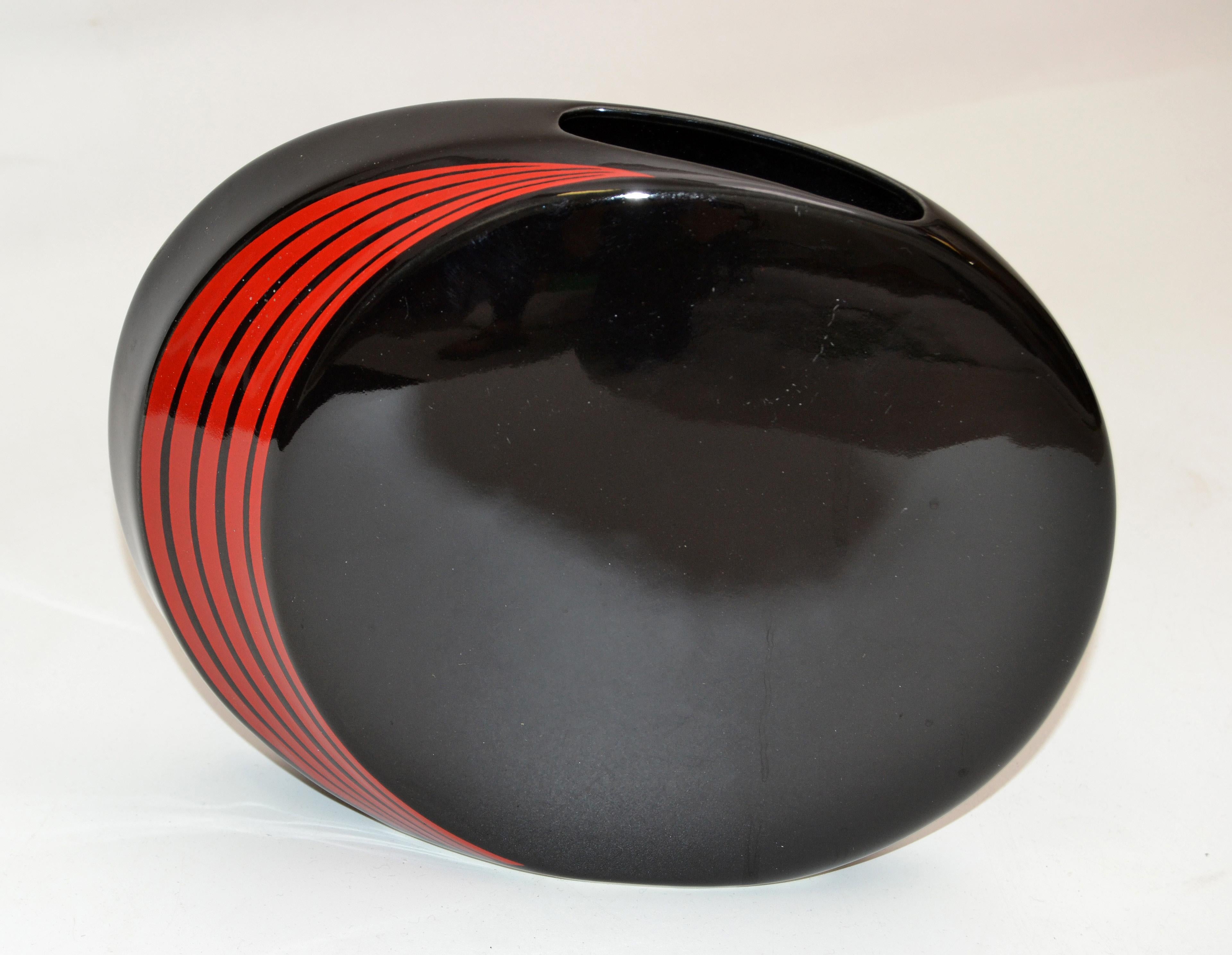Op Art Japan Ceramic Black and Red Round Flat Vase Mid-Century Modern In Good Condition For Sale In Miami, FL