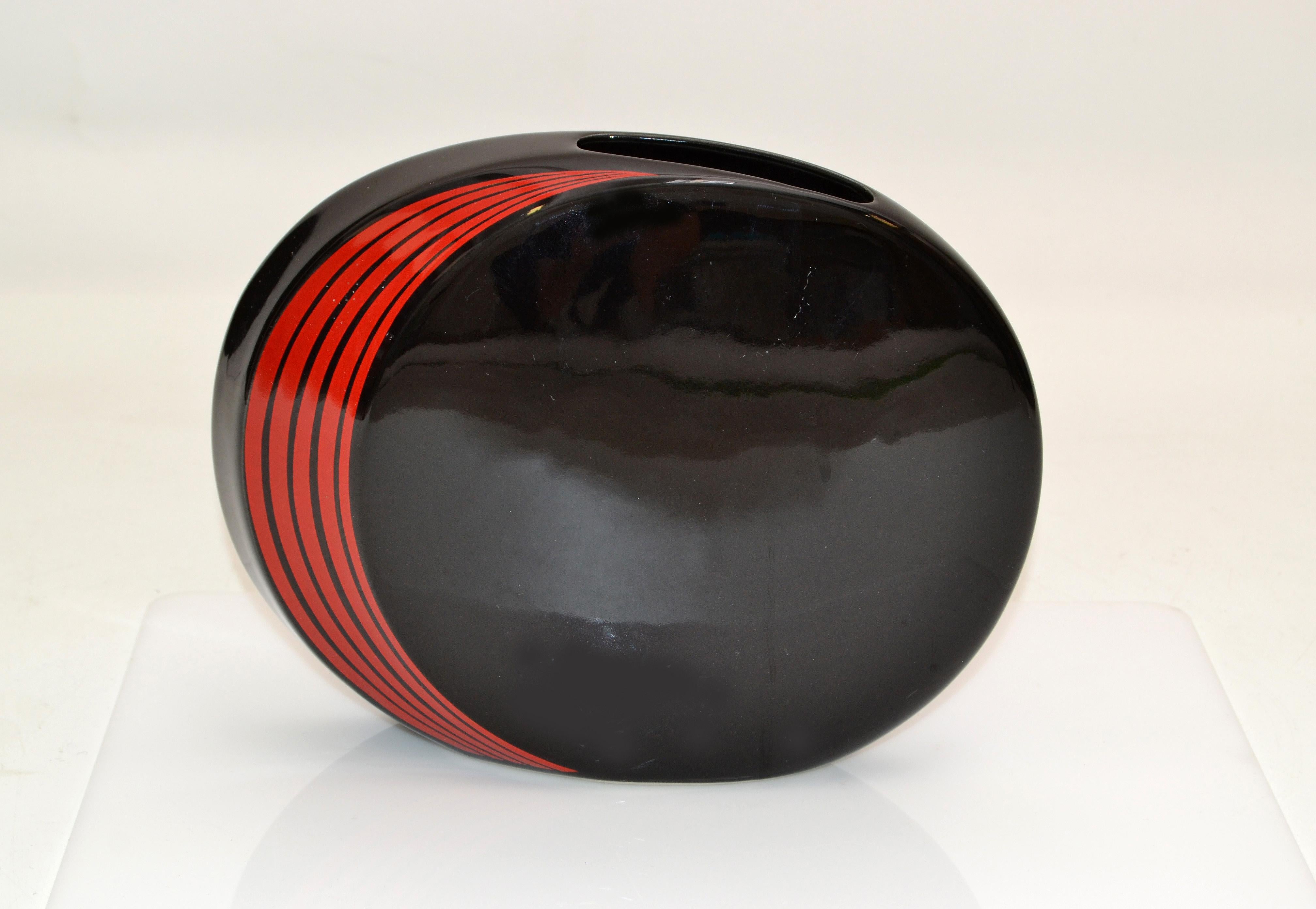 20th Century Op Art Japan Ceramic Black and Red Round Flat Vase Mid-Century Modern For Sale