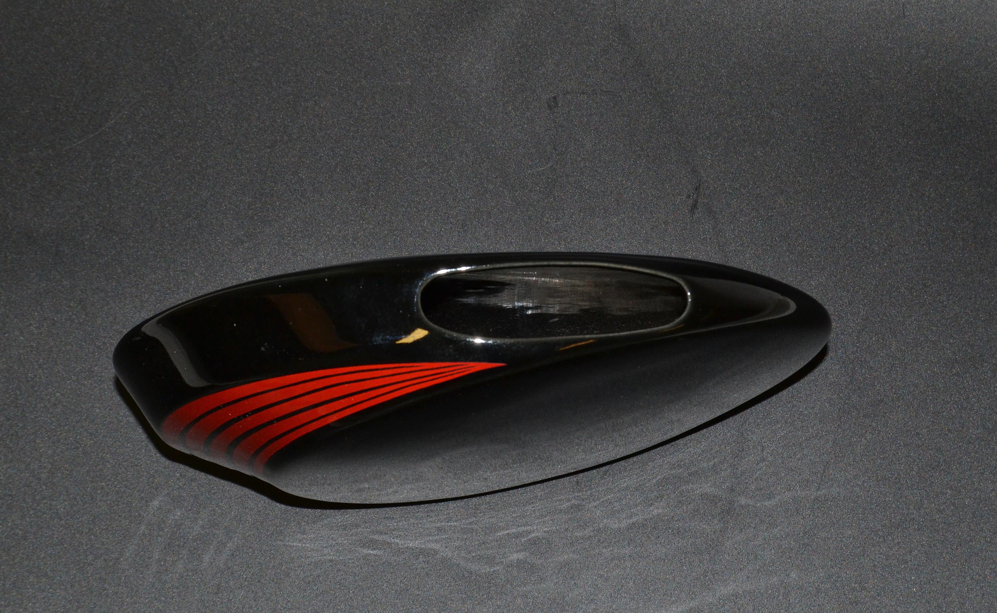 Op Art Japan Ceramic Black and Red Round Flat Vase Mid-Century Modern For Sale 1