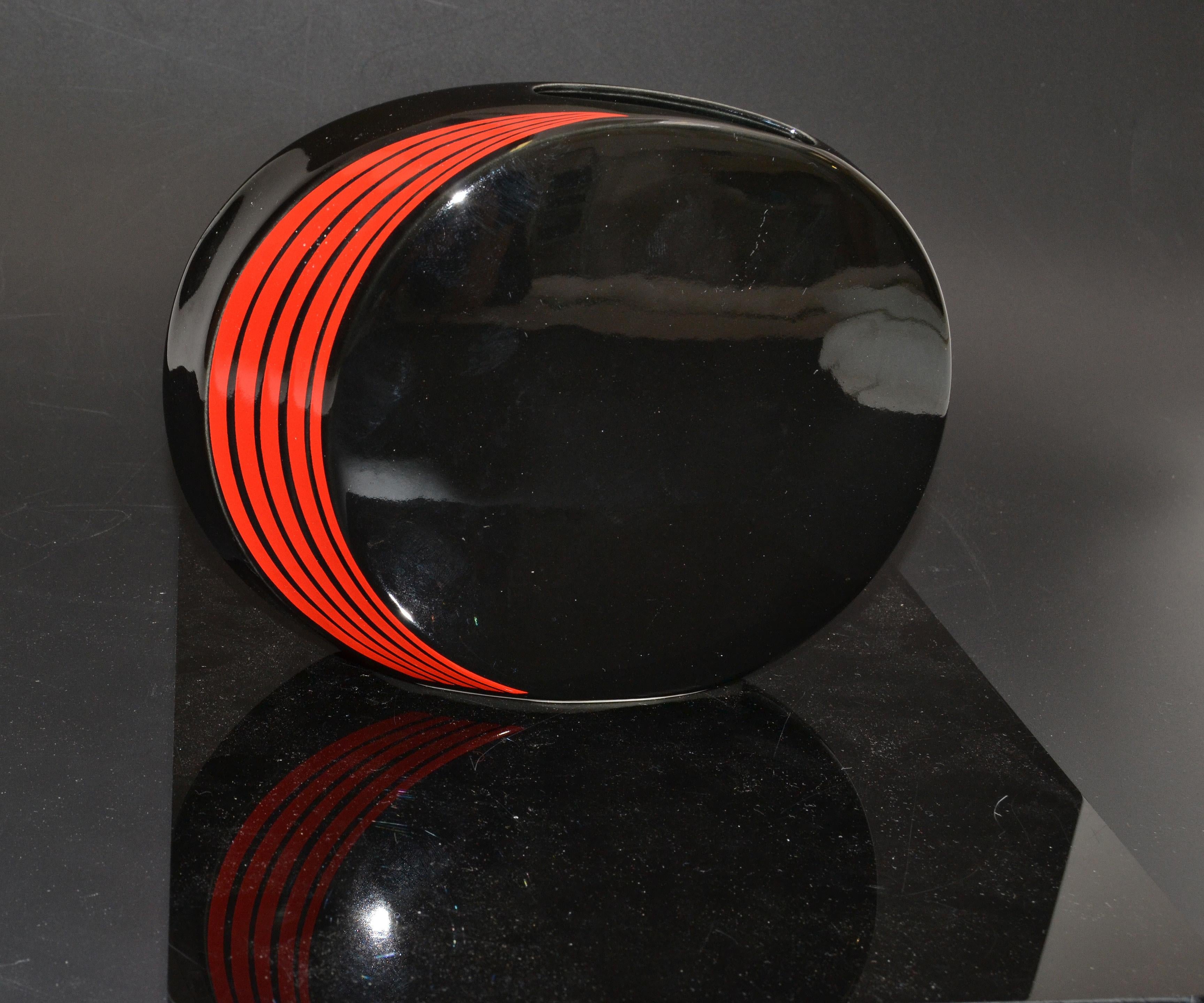 Op Art Japan Ceramic Black and Red Round Flat Vase Mid-Century Modern For Sale 2