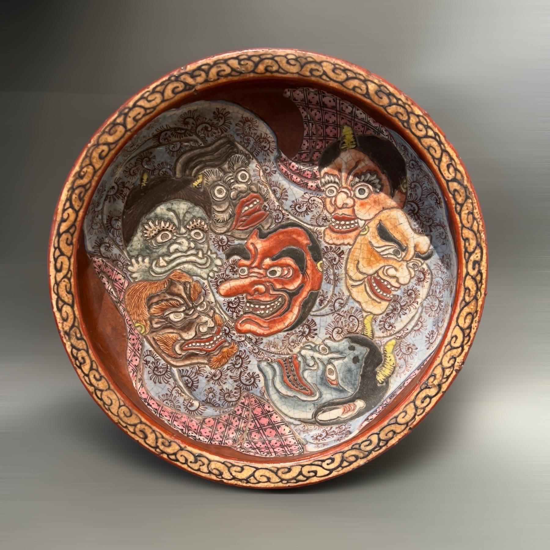 A very unusual decorated 3 feet Japanese bowl, the inside decorated with Noh Theatre masks.
Japan, Meiji period, 19th century
Very good condition with small baking defects normal for this king of ceramic.