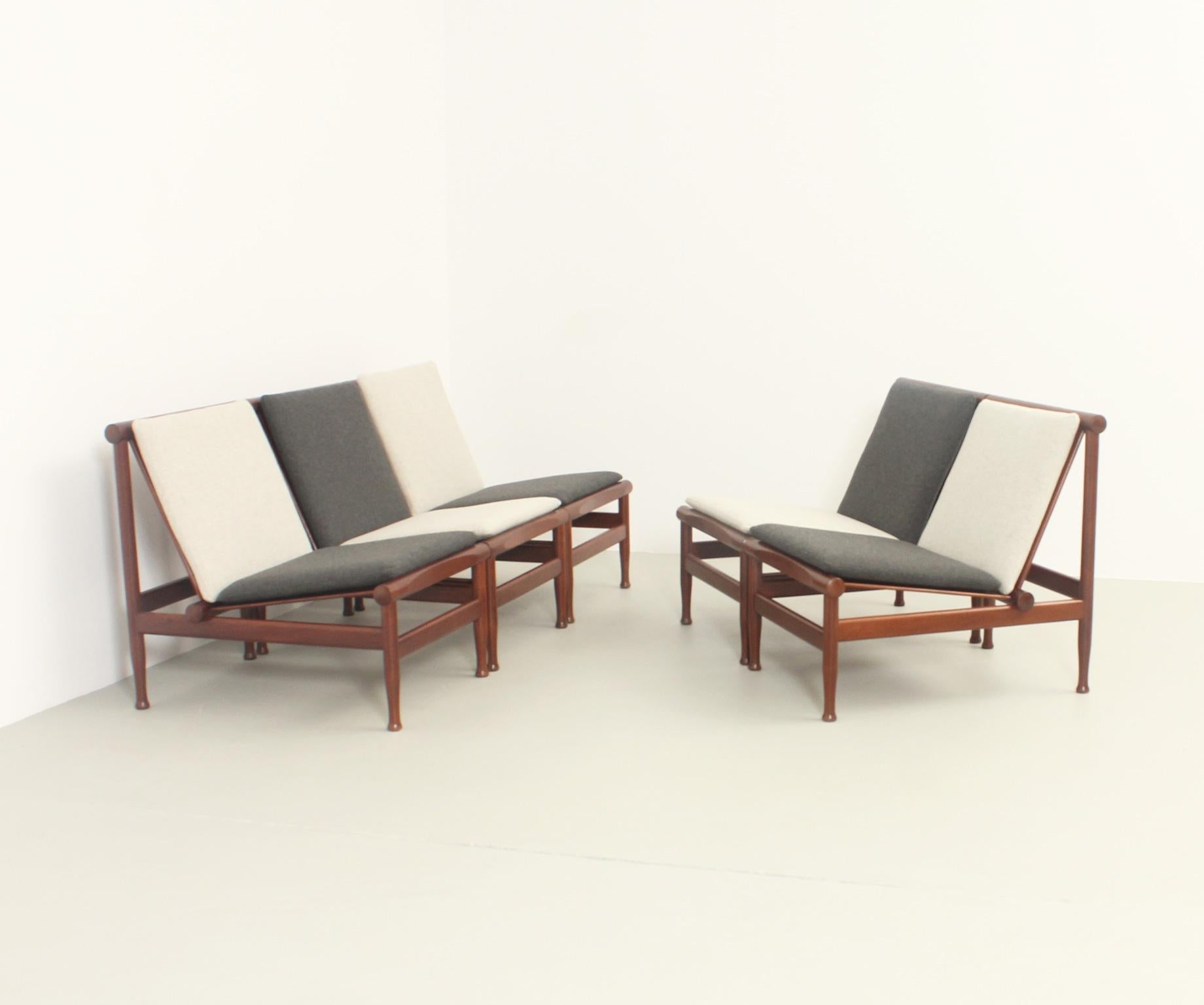 Cinque poltrone Japan o modello 501 disegnate negli anni '50 da Kai Lyngfeldt Larsen per Søborg Møbler, Danimarca. Struttura in legno di teak e nuovi cuscini sfusi rivestiti con tessuto Kvadrat in due tonalità. Vedi anche i tavolini da caffè e i