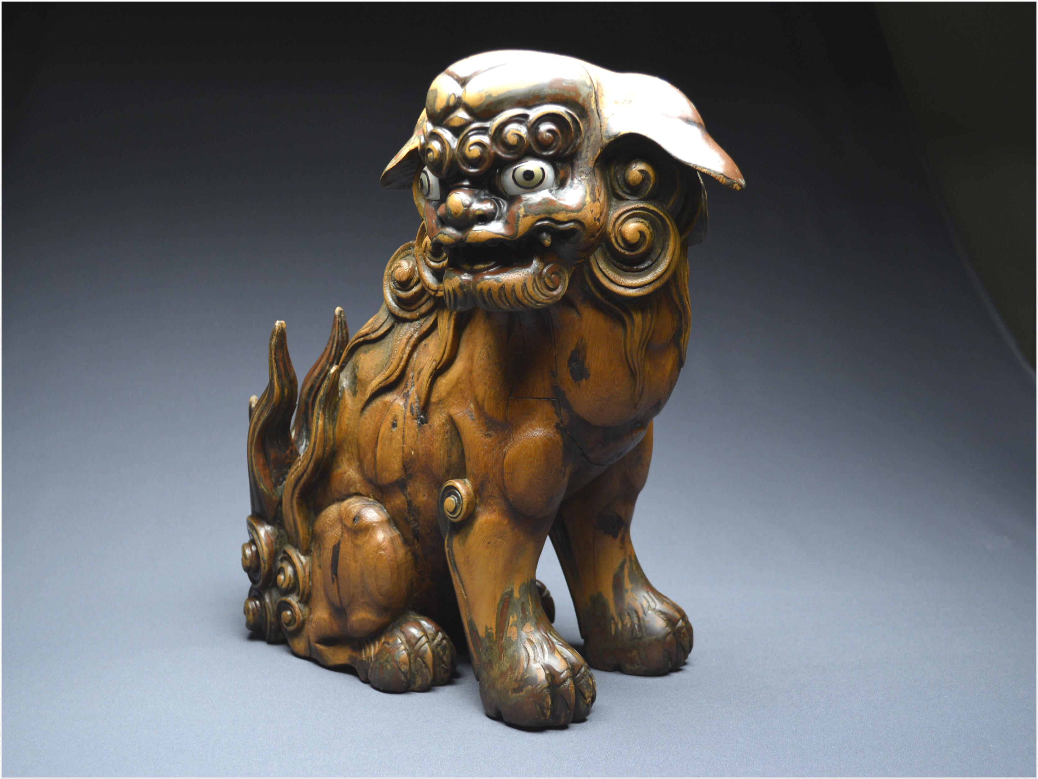 Japan, Edo Period (1603 - 1867), Massive wooden komainu with traces of laquer In Good Condition In VILLEFONTAINE, FR