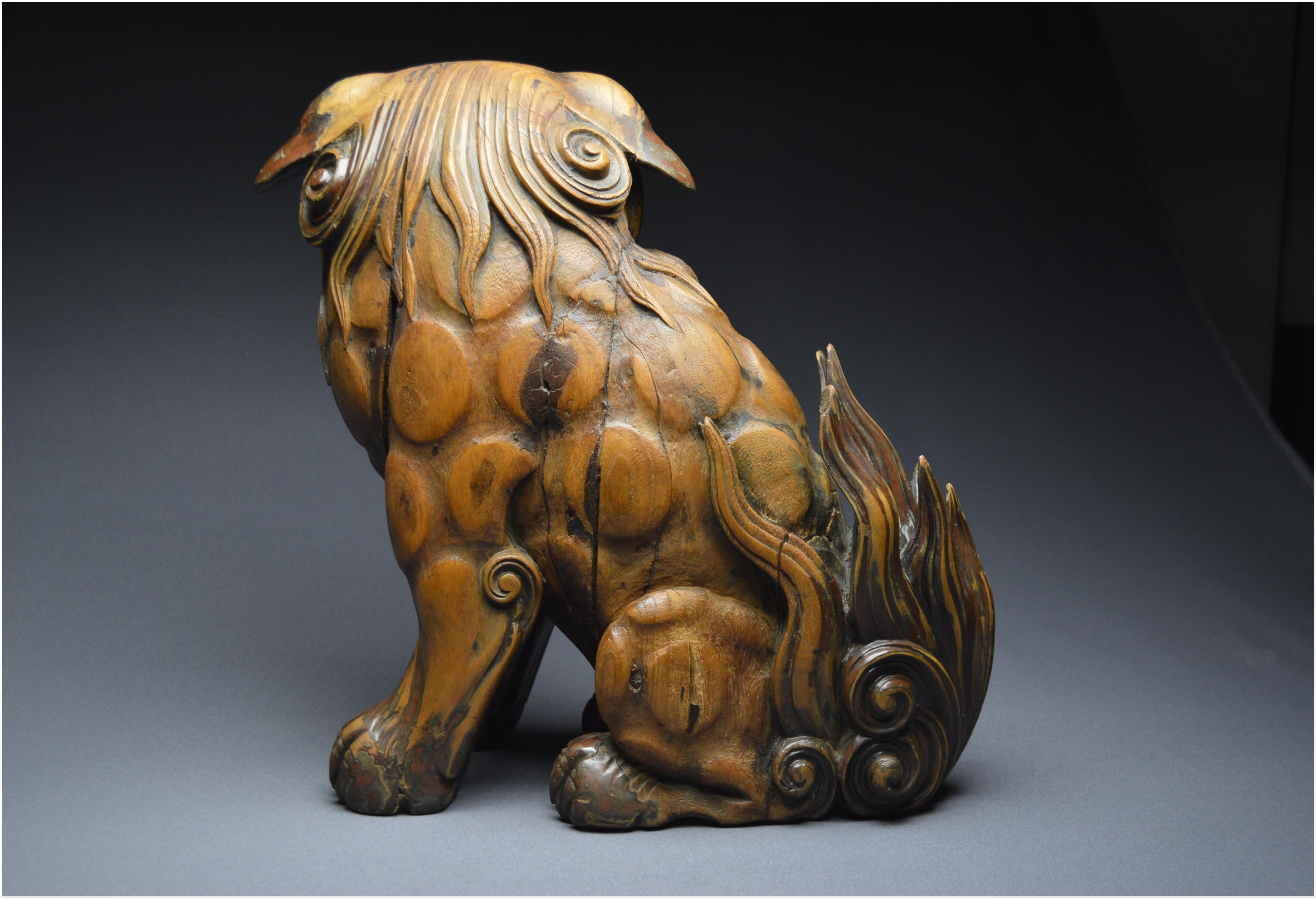 Japan, Edo Period (1603 - 1867), Massive wooden komainu with traces of laquer 2