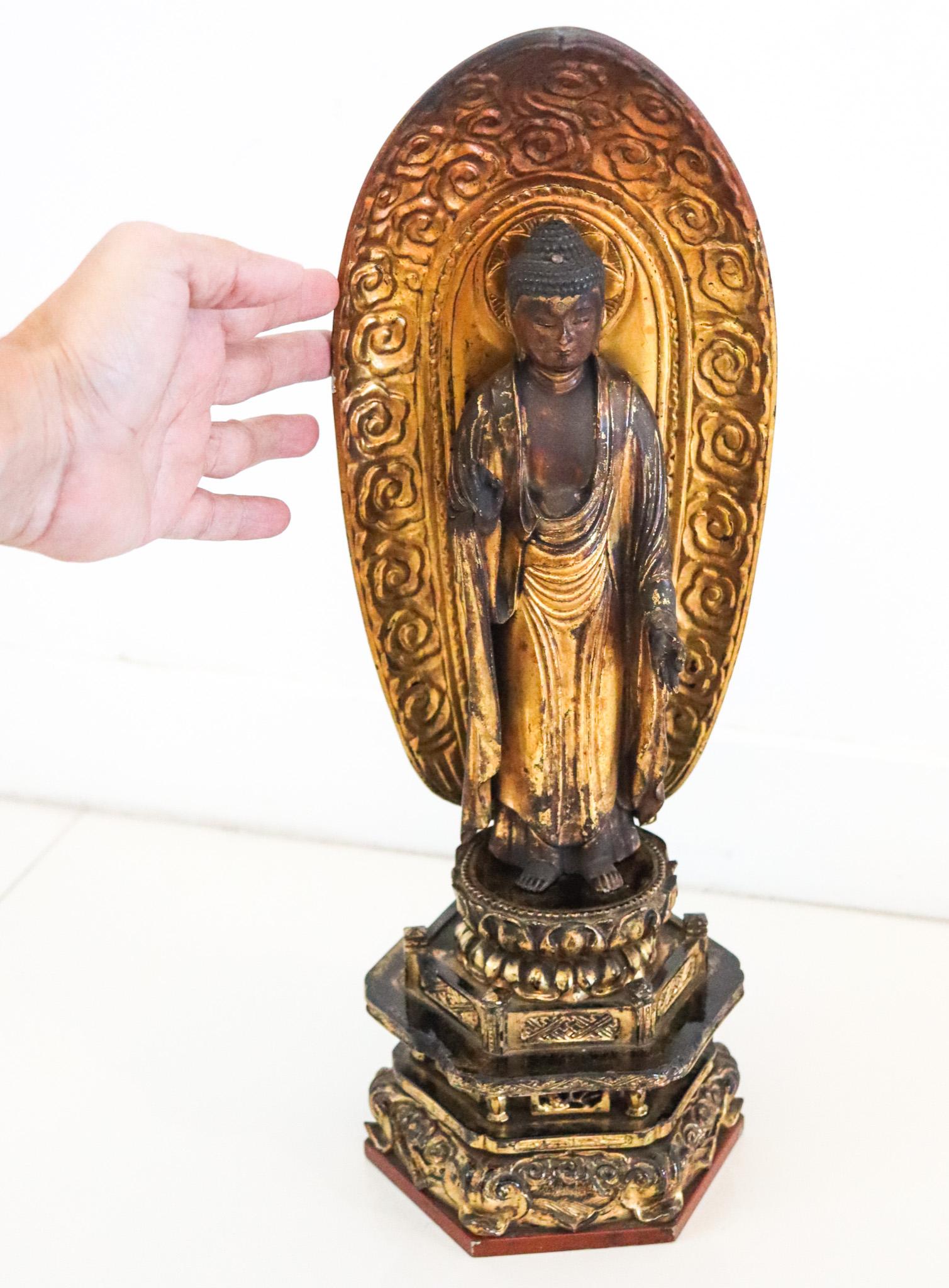 Sculpture Amida Nyorai en bois sculpté et doré de la période Edo.

Cette figurine en bois sculpté d'Amida Nyorai (Amitabha), le Bouddha de la lumière infinie, est d'un raffinement exceptionnel et comporte de fabuleuses dorures. Créé au Japon pendant