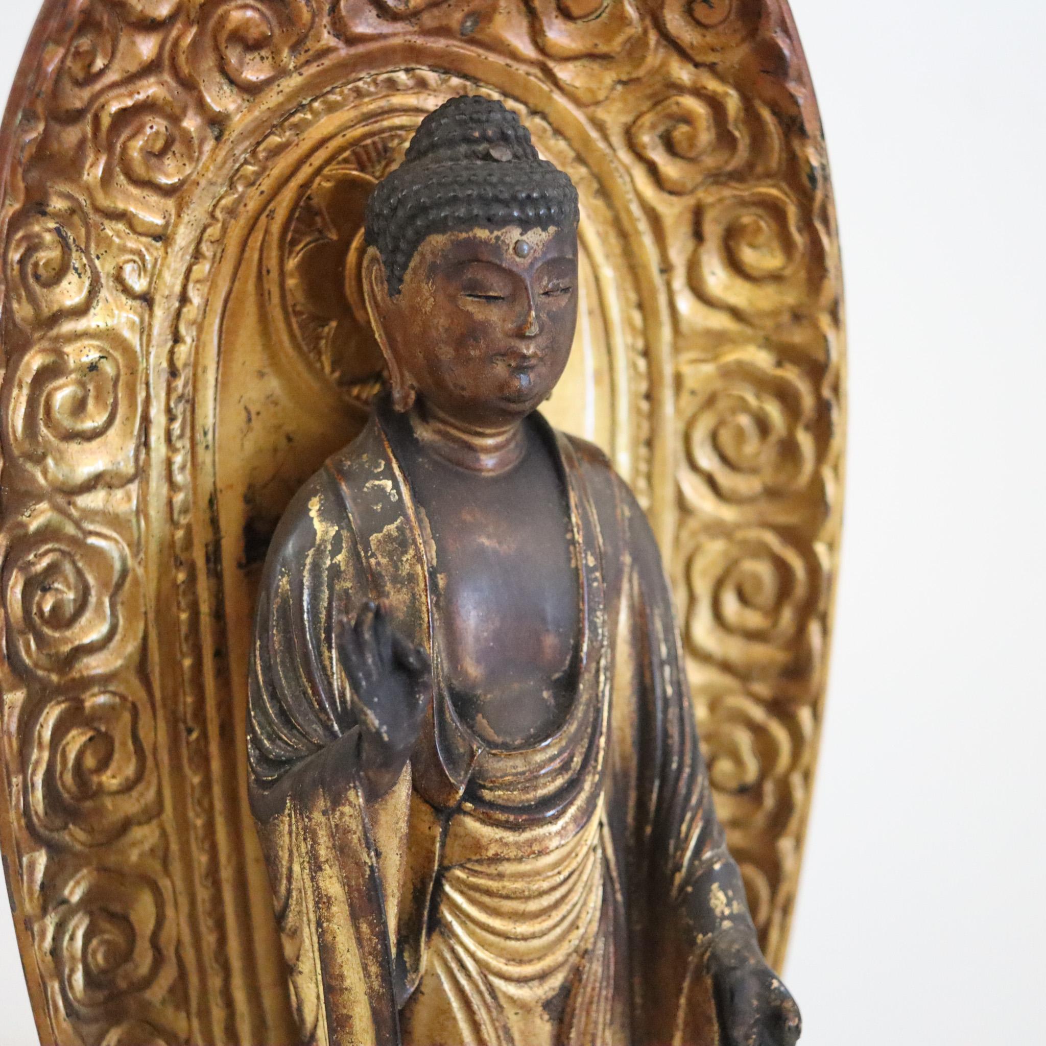 Sculpté à la main Sculpture de Bouddha Amida Nyorai en bois sculpté et doré de la période Edo 1750 en vente