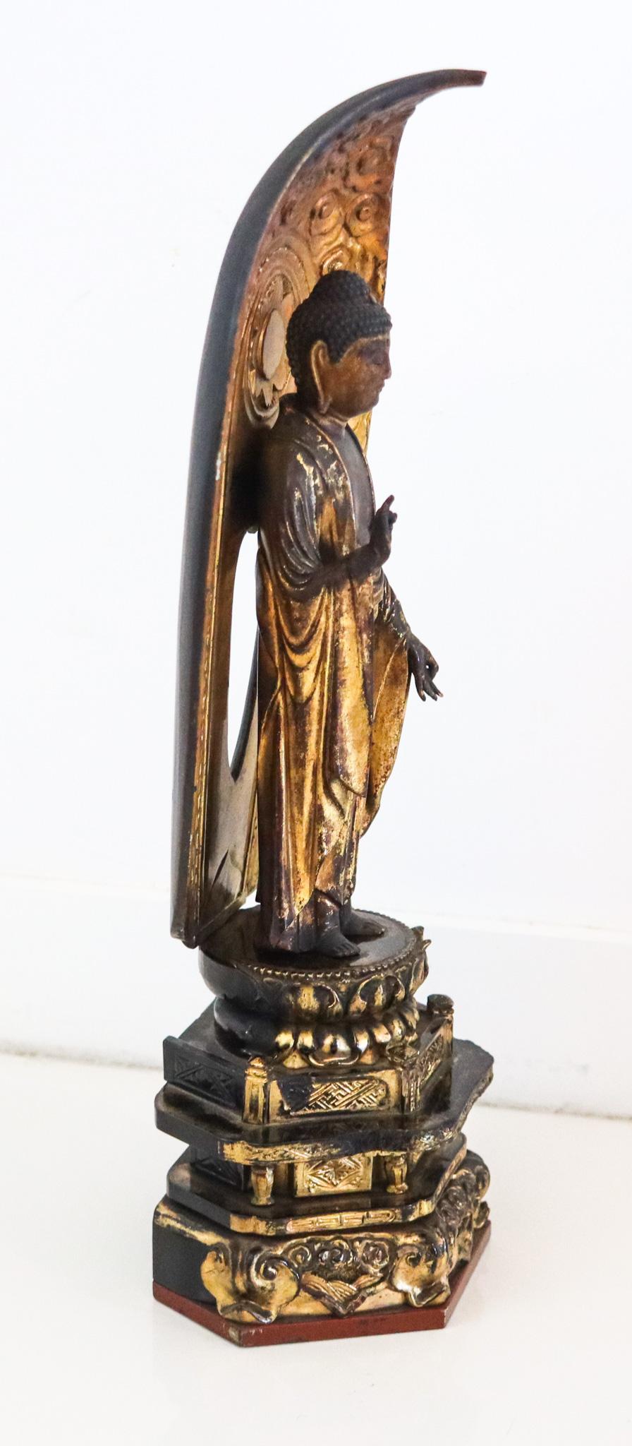 Sculpture de Bouddha Amida Nyorai en bois sculpté et doré de la période Edo 1750 Excellent état - En vente à Miami, FL