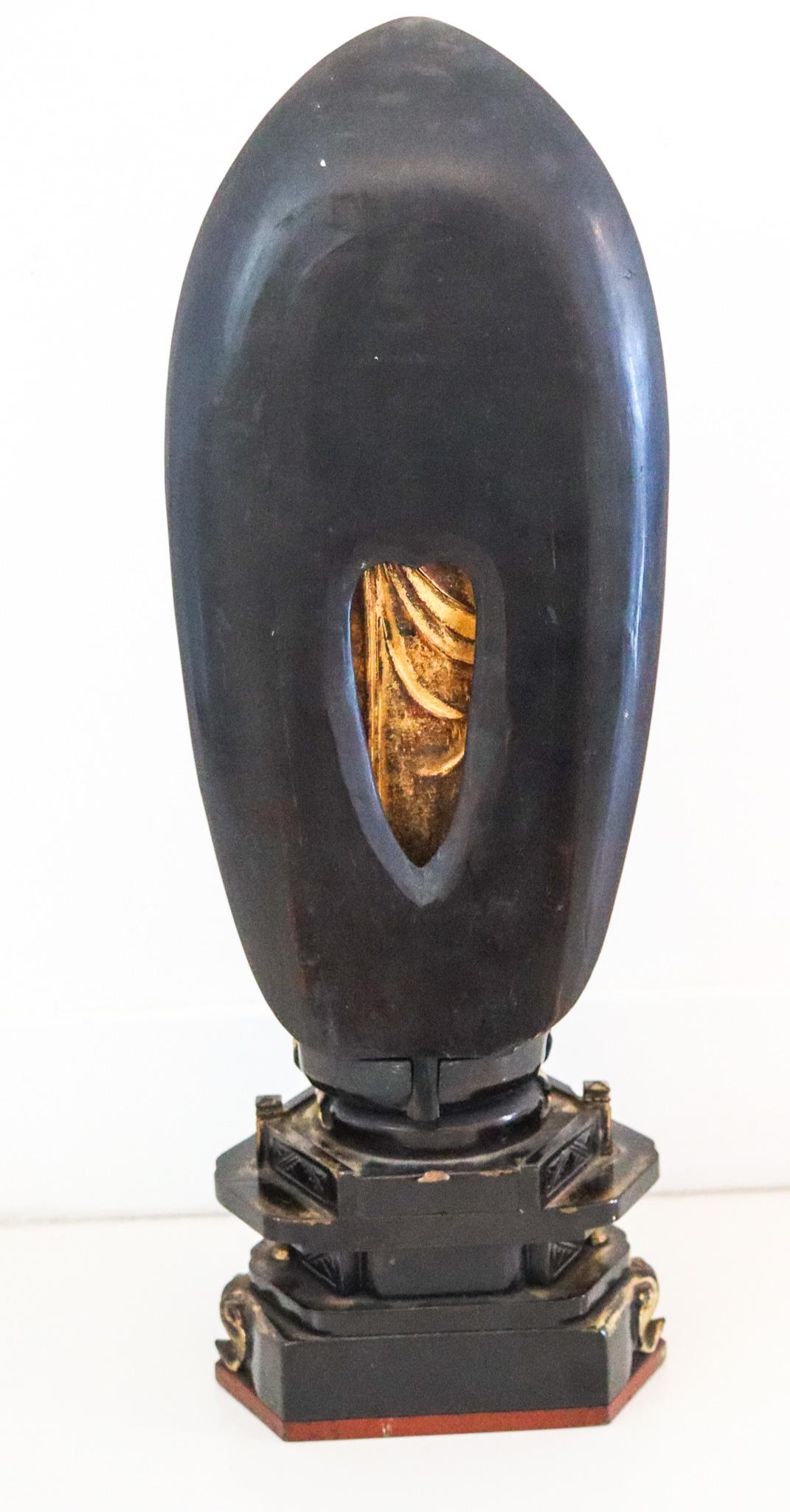 Milieu du XVIIIe siècle Sculpture de Bouddha Amida Nyorai en bois sculpté et doré de la période Edo 1750 en vente