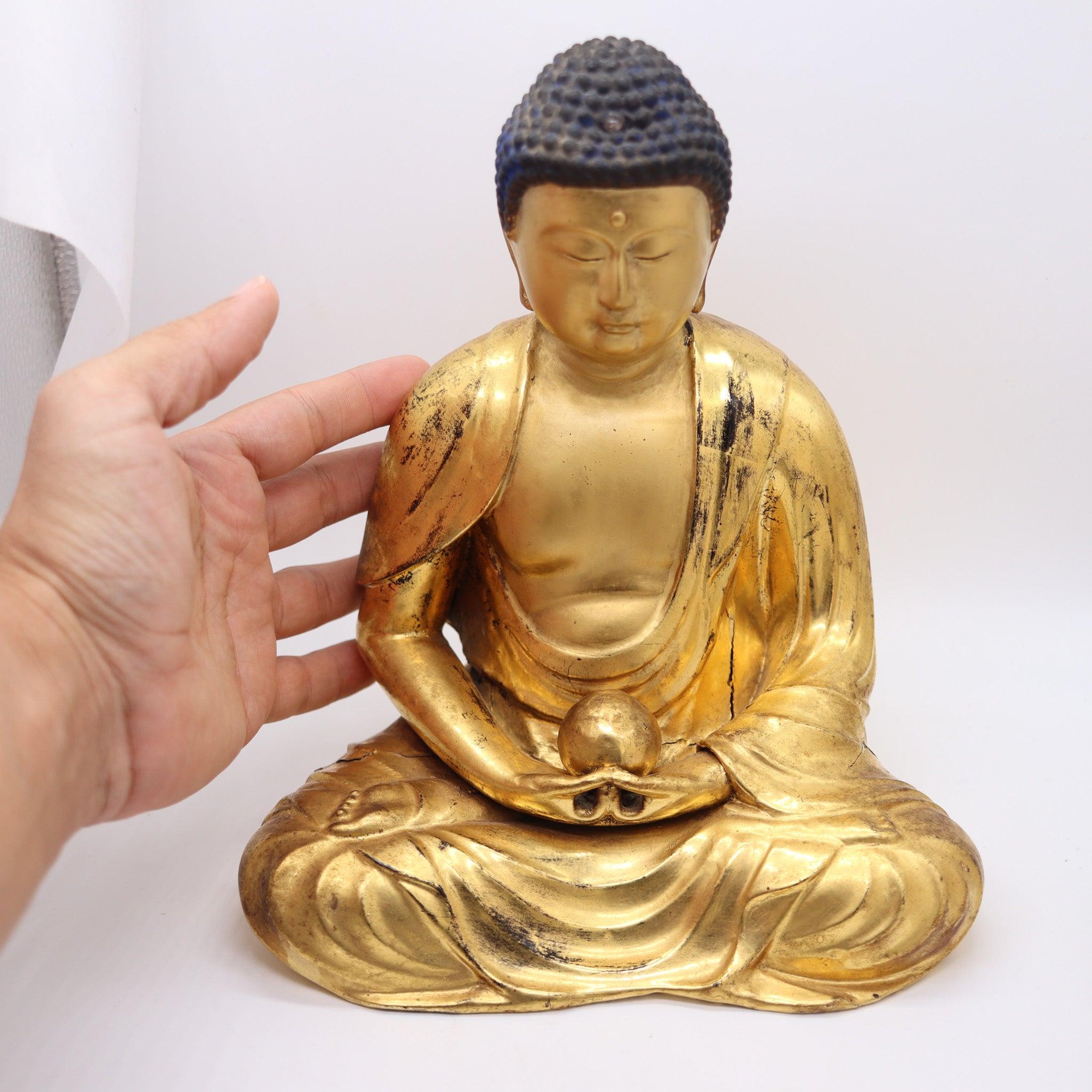 Sculpture de Bouddha assis en bois massif sculpté et doré de la période Edo 1825 au Japon en vente 4