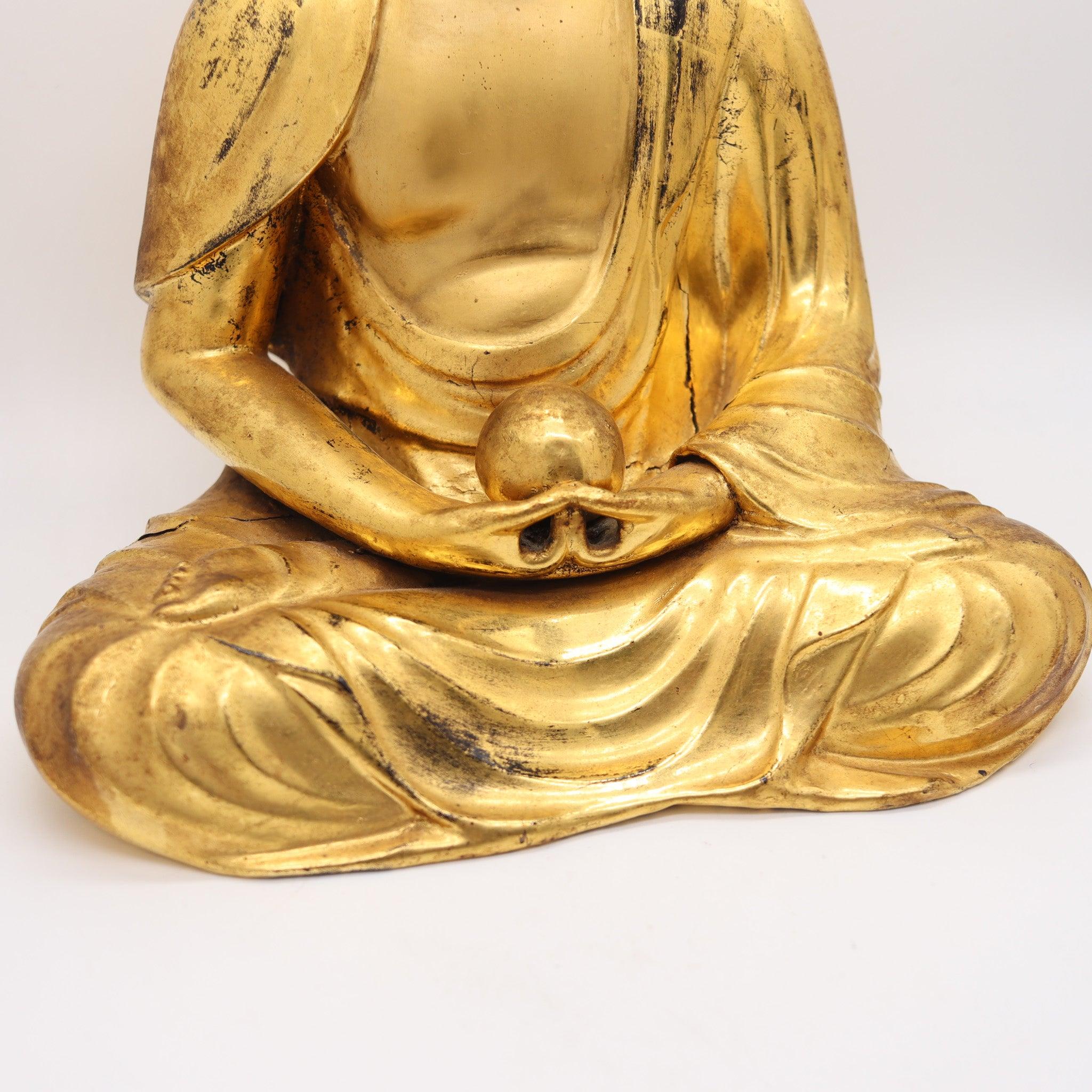 Sculpture de Bouddha assis en bois sculpté et doré de la période Edo.

Il s'agit d'une figure en bois sculpté superbement raffinée représentant un bouddha assis, avec une fabuleuse dorure à l'or pur. La sculpture a été créée au Japon pendant la