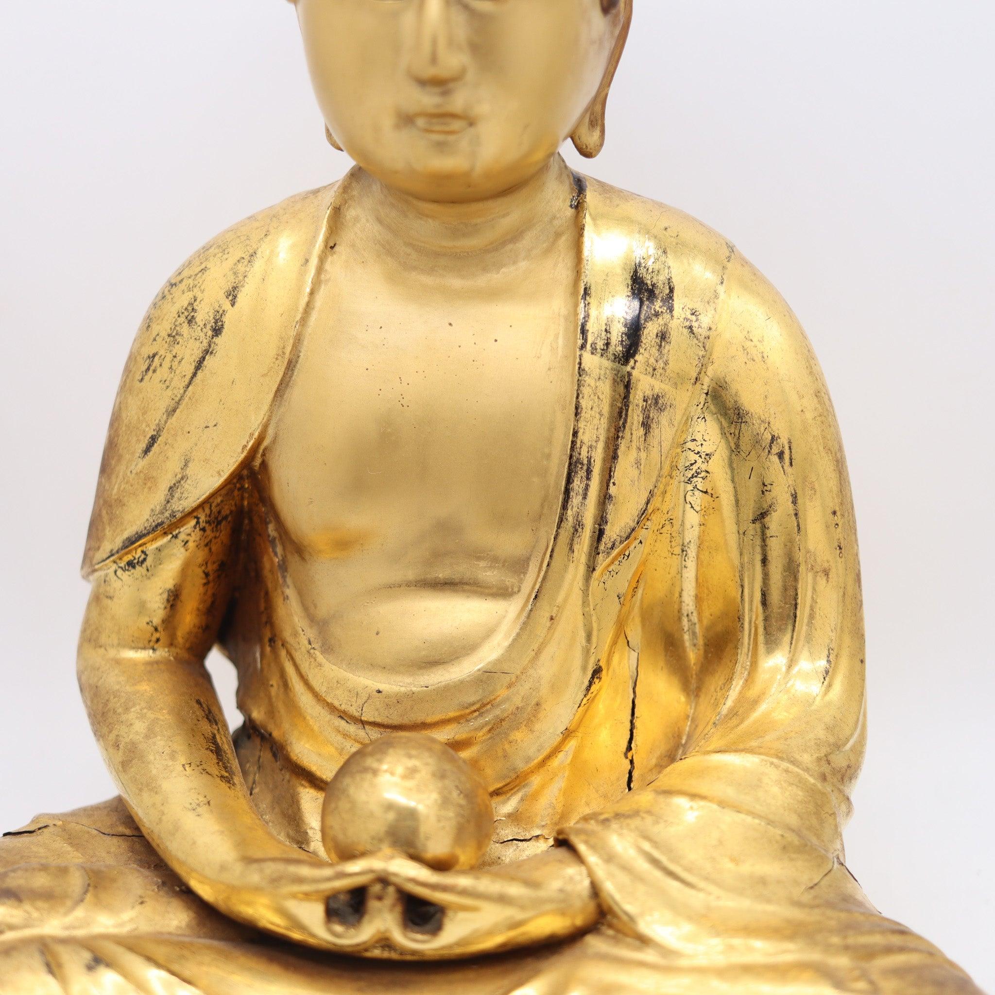 Sculpté à la main Sculpture de Bouddha assis en bois massif sculpté et doré de la période Edo 1825 au Japon en vente