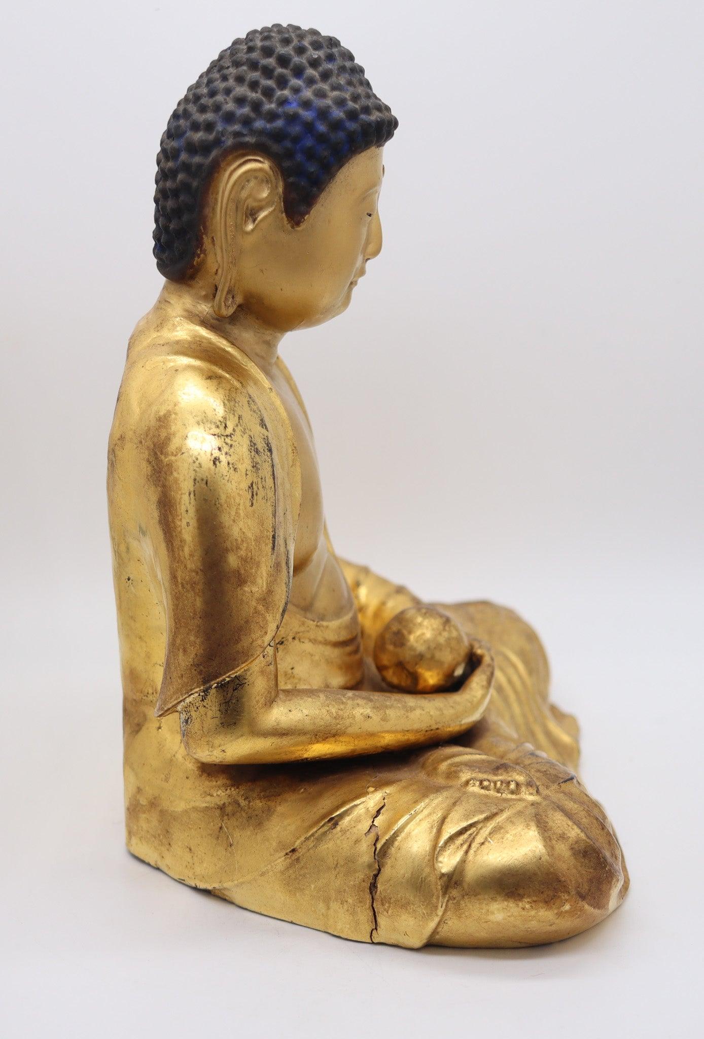 Sculpture de Bouddha assis en bois massif sculpté et doré de la période Edo 1825 au Japon Excellent état - En vente à Miami, FL