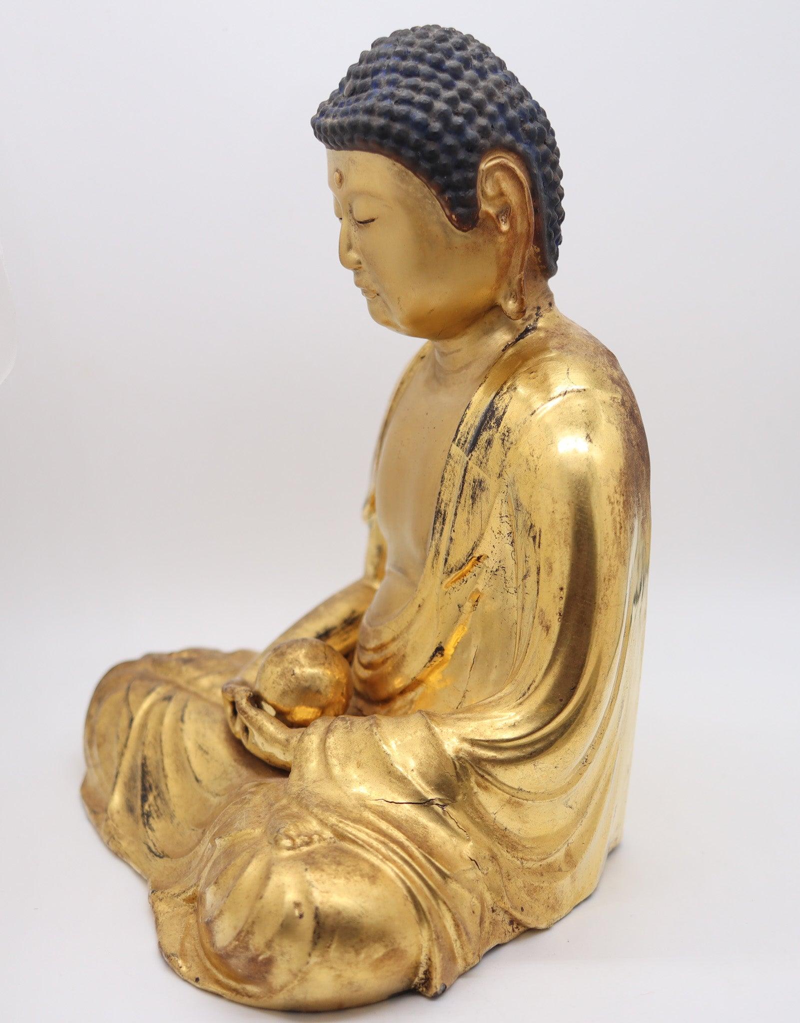 Sculpture de Bouddha assis en bois massif sculpté et doré de la période Edo 1825 au Japon en vente 1