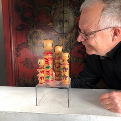 Japan Familie Vier große alte handbemalte Kokeshi-Puppen, signiert