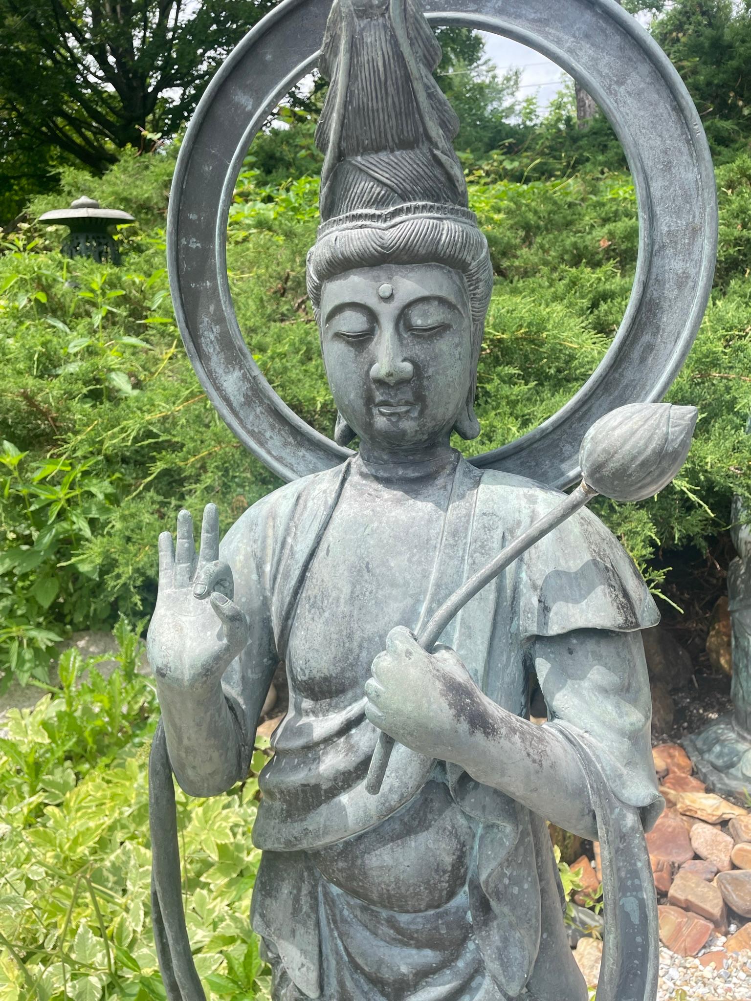 Japonais Guan Yin de compassion en bronze ancien du Japon 