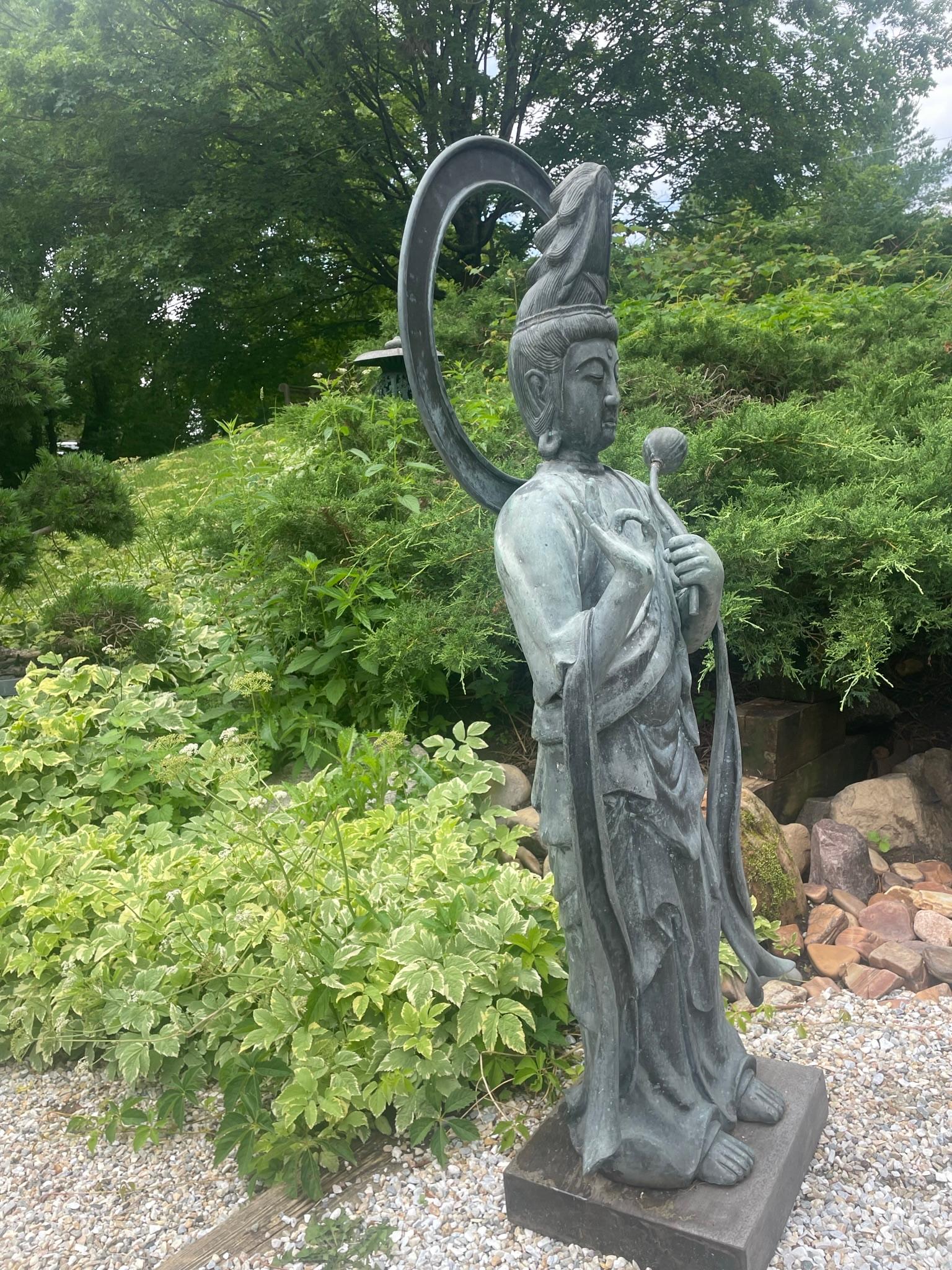 Guan Yin de compassion en bronze ancien du Japon  Bon état à South Burlington, VT