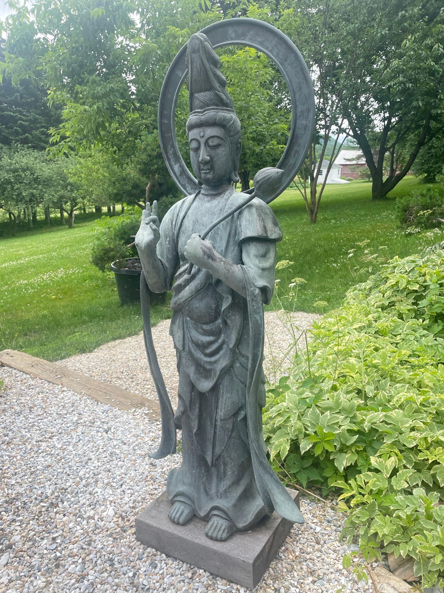 20ième siècle Guan Yin de compassion en bronze ancien du Japon 