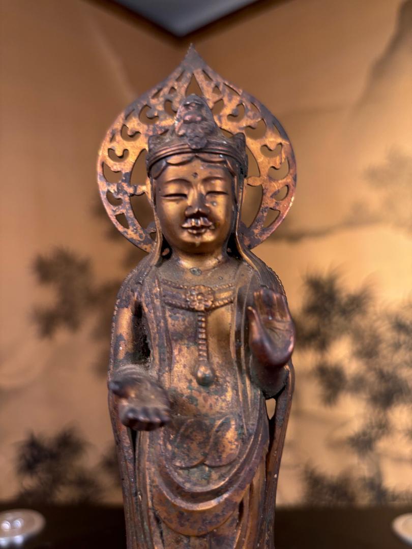 Japan Fine Antique Bronze Kanon Guanyin Signed Shohei, Beautiful Face In Good Condition For Sale In South Burlington, VT