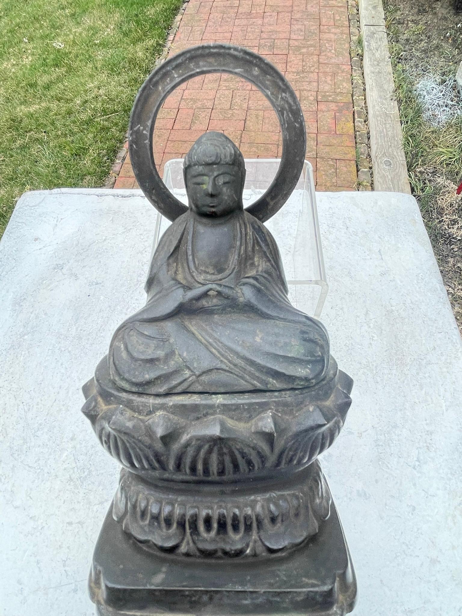 Japan, ein eleganter und feiner sitzender Amidha Nyorai Buddha mit verschränkten Fingern in einer nachdenklichen 
