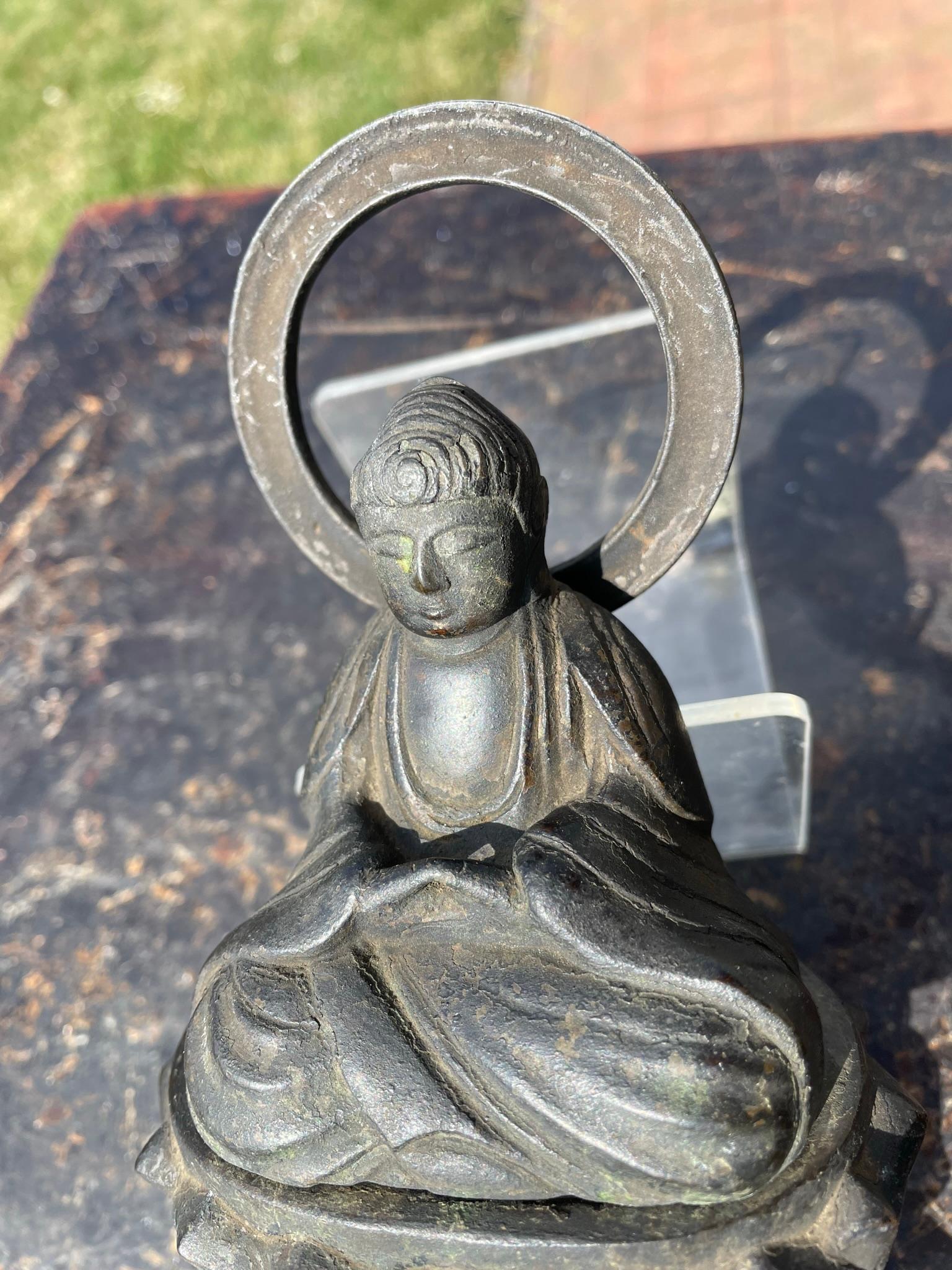 Japanischer sitzender Amidha Nyorai-Buddha aus feiner Bronze, 19. Jahrhundert. (Gegossen) im Angebot
