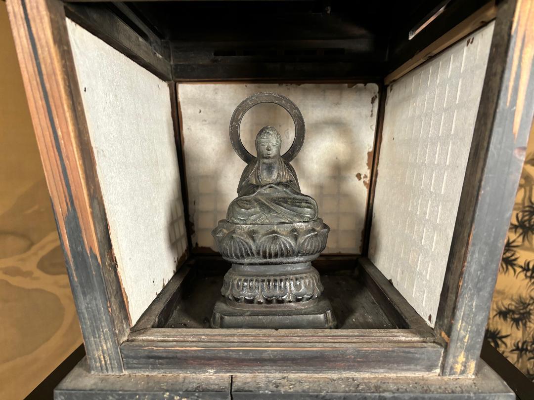 Japanischer sitzender Amidha Nyorai-Buddha aus feiner Bronze, 19. Jahrhundert. im Angebot 12