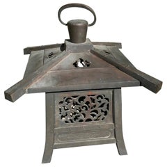 Lanterne japonaise de 22 pouces en bronze antique coulé à la main avec des détails exquis