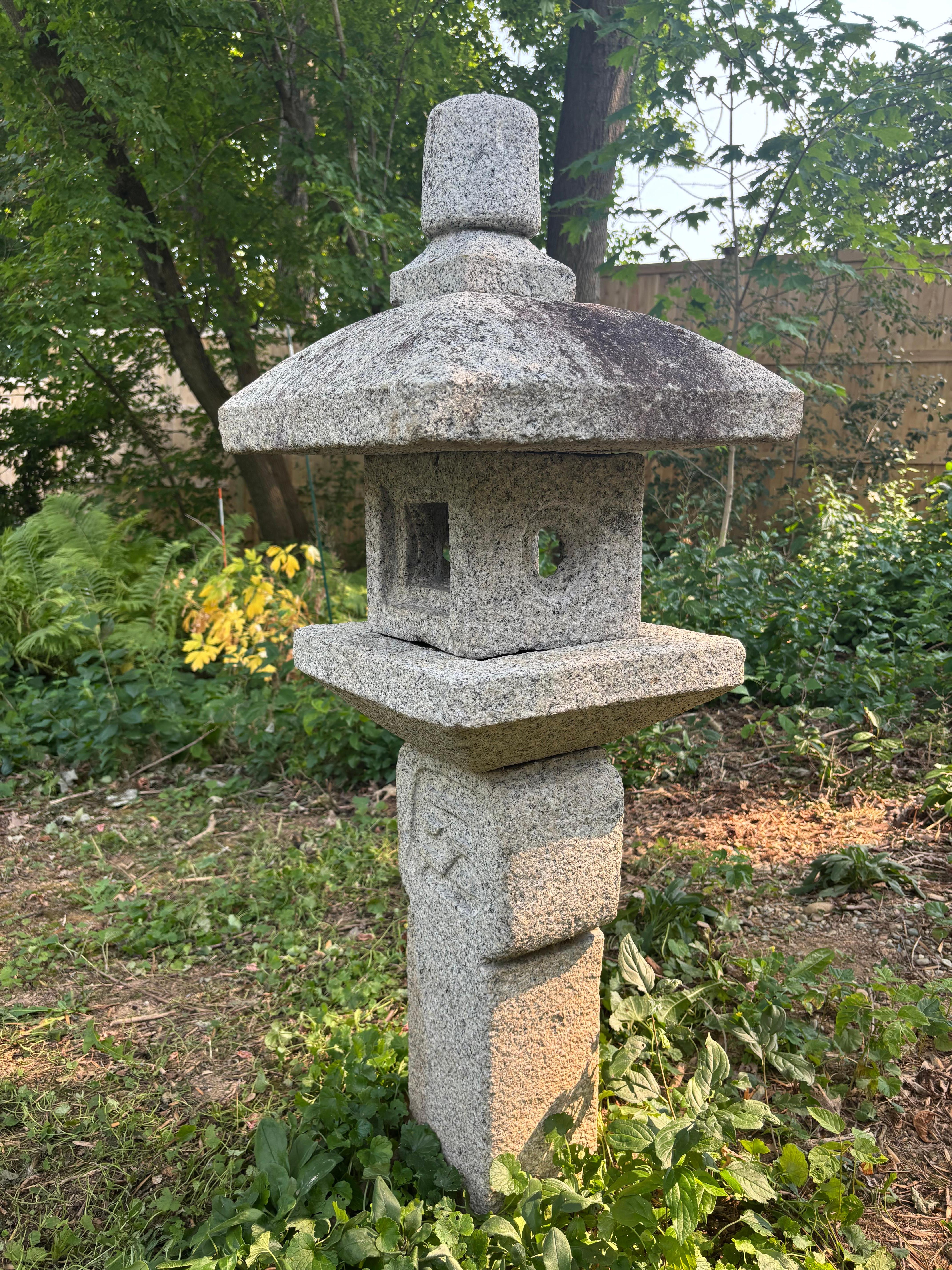 Japonais Fine Old Japan  Lanterne de jardin Oribe Granite avec calligraphie Sanscrit en vente