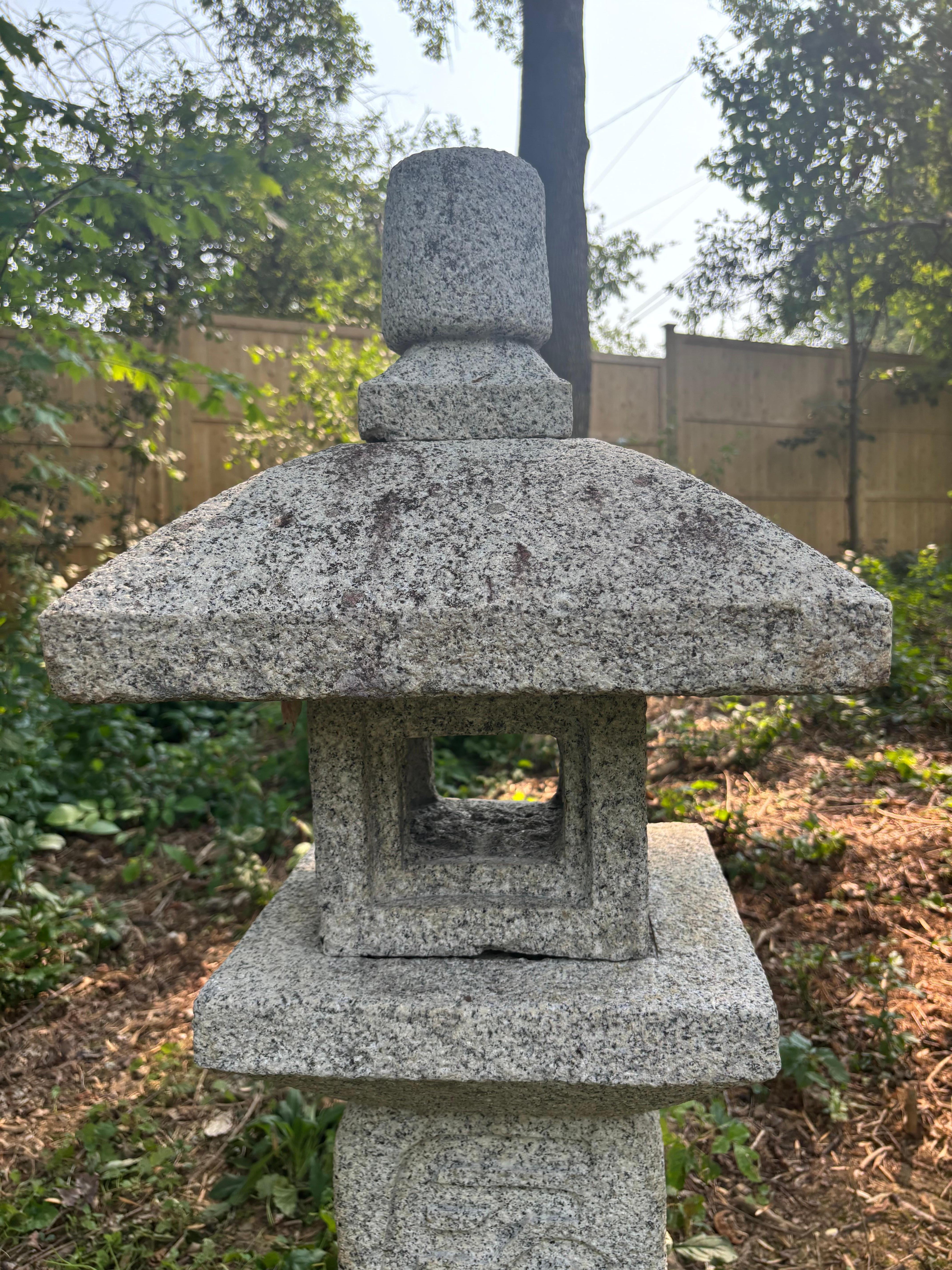 Fait main Fine Old Japan  Lanterne de jardin Oribe Granite avec calligraphie Sanscrit en vente