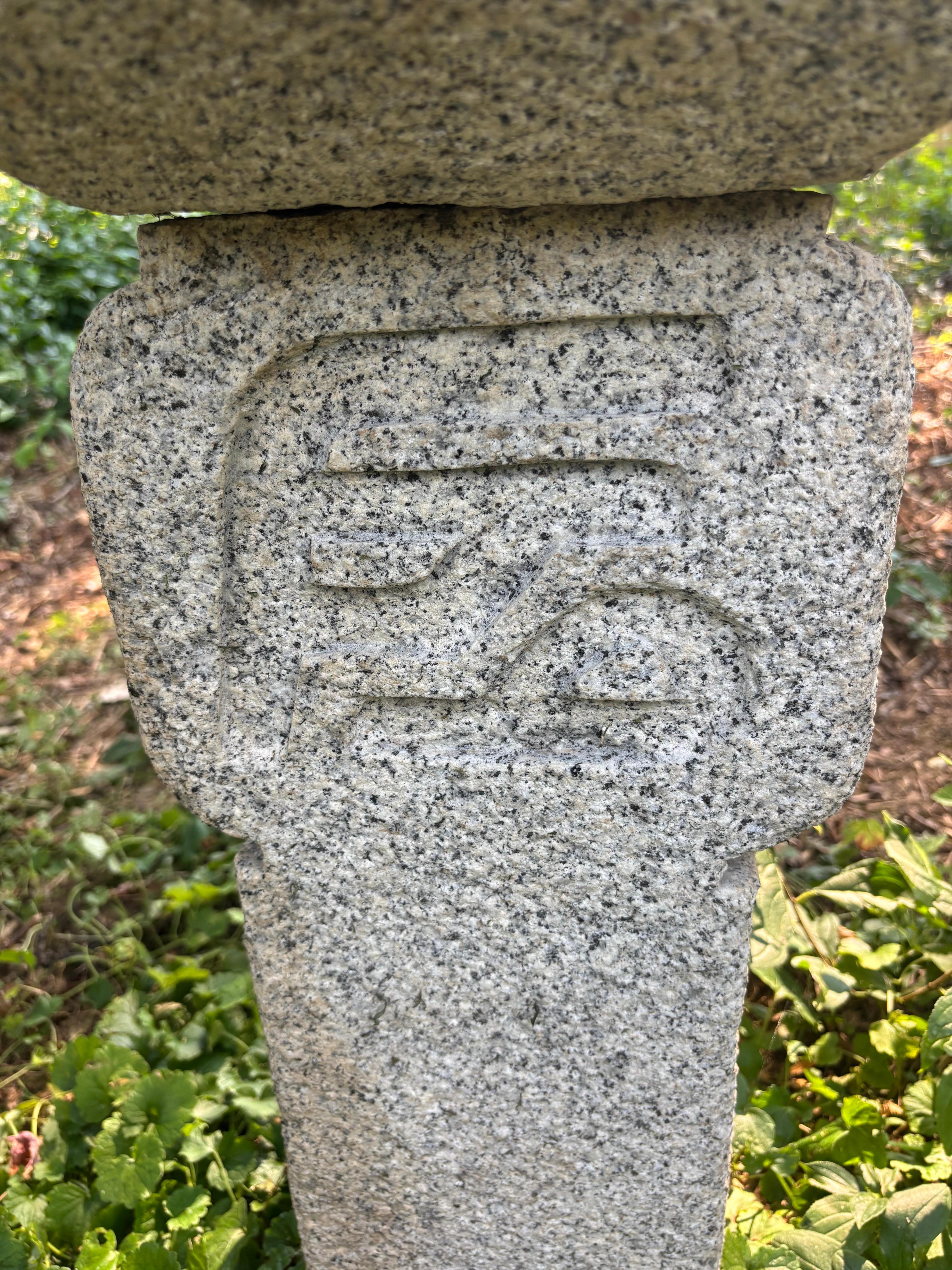 Fine Old Japan  Lanterne de jardin Oribe Granite avec calligraphie Sanscrit Bon état - En vente à South Burlington, VT