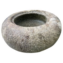 Jardín acuático de piedra antigua en Japón  Cuenca Tsukubai